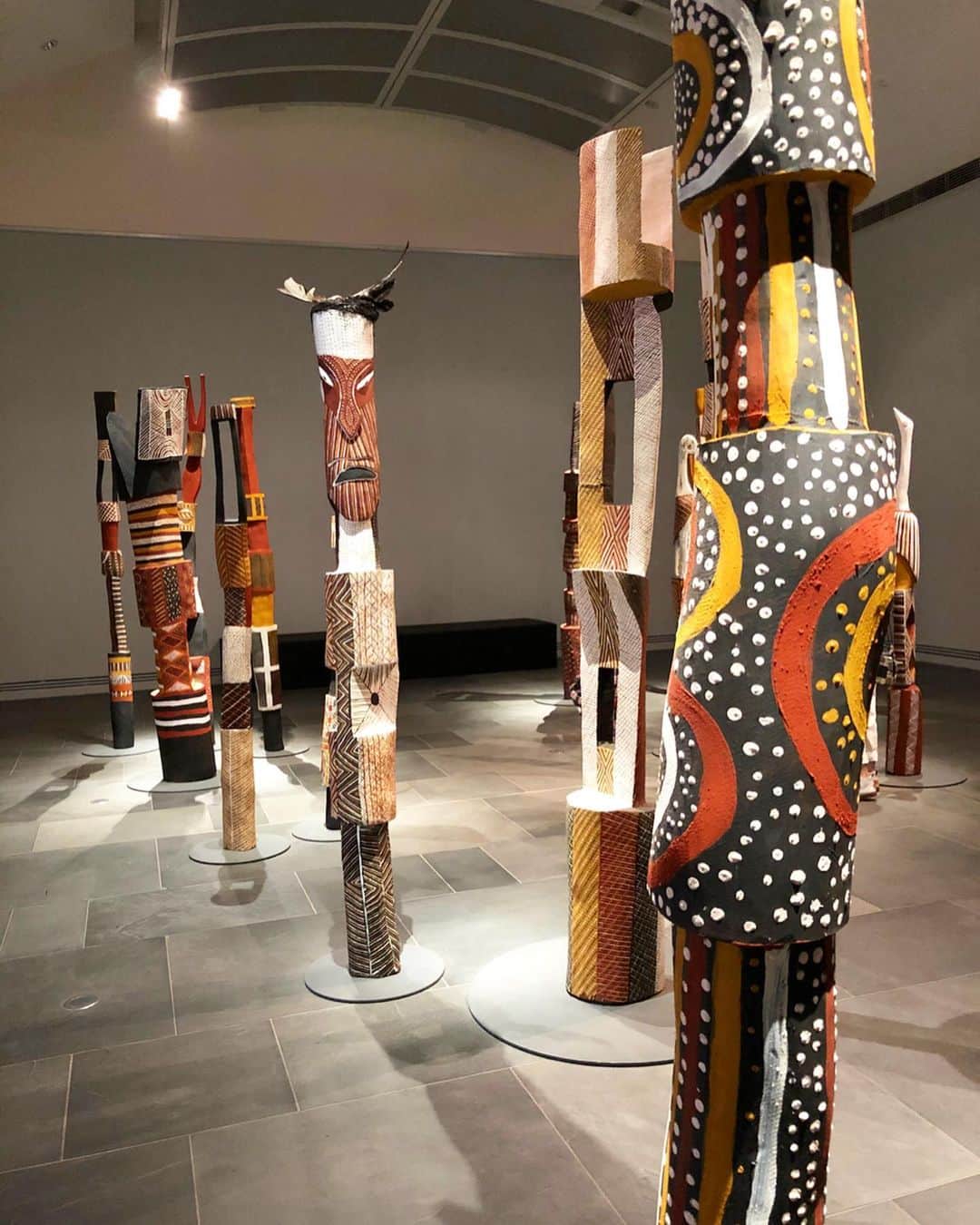 福田萌子さんのインスタグラム写真 - (福田萌子Instagram)「There is no written language for Australian Aboriginal People so in order to convey their important cultural stories through the generations it is portrayed by symbols/icons through their artwork. DREAMING is way of living and what they did in the past✨ I enjoyed imagining their thoughts in dots art. 数万年もの長きにわたってオーストラリアの大地に暮らしてきた先住民、アボリジニ🌿文字を持たない代わりに絵や音でコミュニケーションをとっています🗣 自然を崇拝し大地との繋がりを大切にするアボリジニはそれぞれの部族によって『ドリーミング』というエネルギーやスピリットを残す行為を持っている💫 意味は『旅する、生活する』という私達が生きてきた痕跡のこと👣 そのドリーミングが行われた時間を音楽や絵画で世界観や部族の歴史、知識などの教えを伝承していきます🎨🎼✨ アートは言葉、ラブレター。 アボリジニアートのドット１つ１つに込められたドリーミングを想像して1日中美術館で過ごした有意義な日でした😊 - #aboriginal #australia #museum」1月25日 19時30分 - moekofukuda