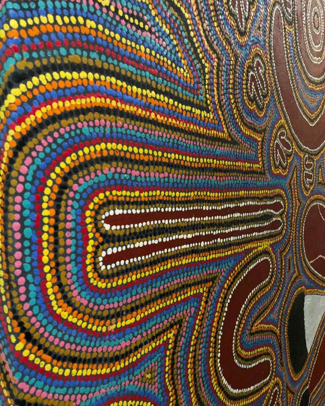 福田萌子さんのインスタグラム写真 - (福田萌子Instagram)「There is no written language for Australian Aboriginal People so in order to convey their important cultural stories through the generations it is portrayed by symbols/icons through their artwork. DREAMING is way of living and what they did in the past✨ I enjoyed imagining their thoughts in dots art. 数万年もの長きにわたってオーストラリアの大地に暮らしてきた先住民、アボリジニ🌿文字を持たない代わりに絵や音でコミュニケーションをとっています🗣 自然を崇拝し大地との繋がりを大切にするアボリジニはそれぞれの部族によって『ドリーミング』というエネルギーやスピリットを残す行為を持っている💫 意味は『旅する、生活する』という私達が生きてきた痕跡のこと👣 そのドリーミングが行われた時間を音楽や絵画で世界観や部族の歴史、知識などの教えを伝承していきます🎨🎼✨ アートは言葉、ラブレター。 アボリジニアートのドット１つ１つに込められたドリーミングを想像して1日中美術館で過ごした有意義な日でした😊 - #aboriginal #australia #museum」1月25日 19時30分 - moekofukuda