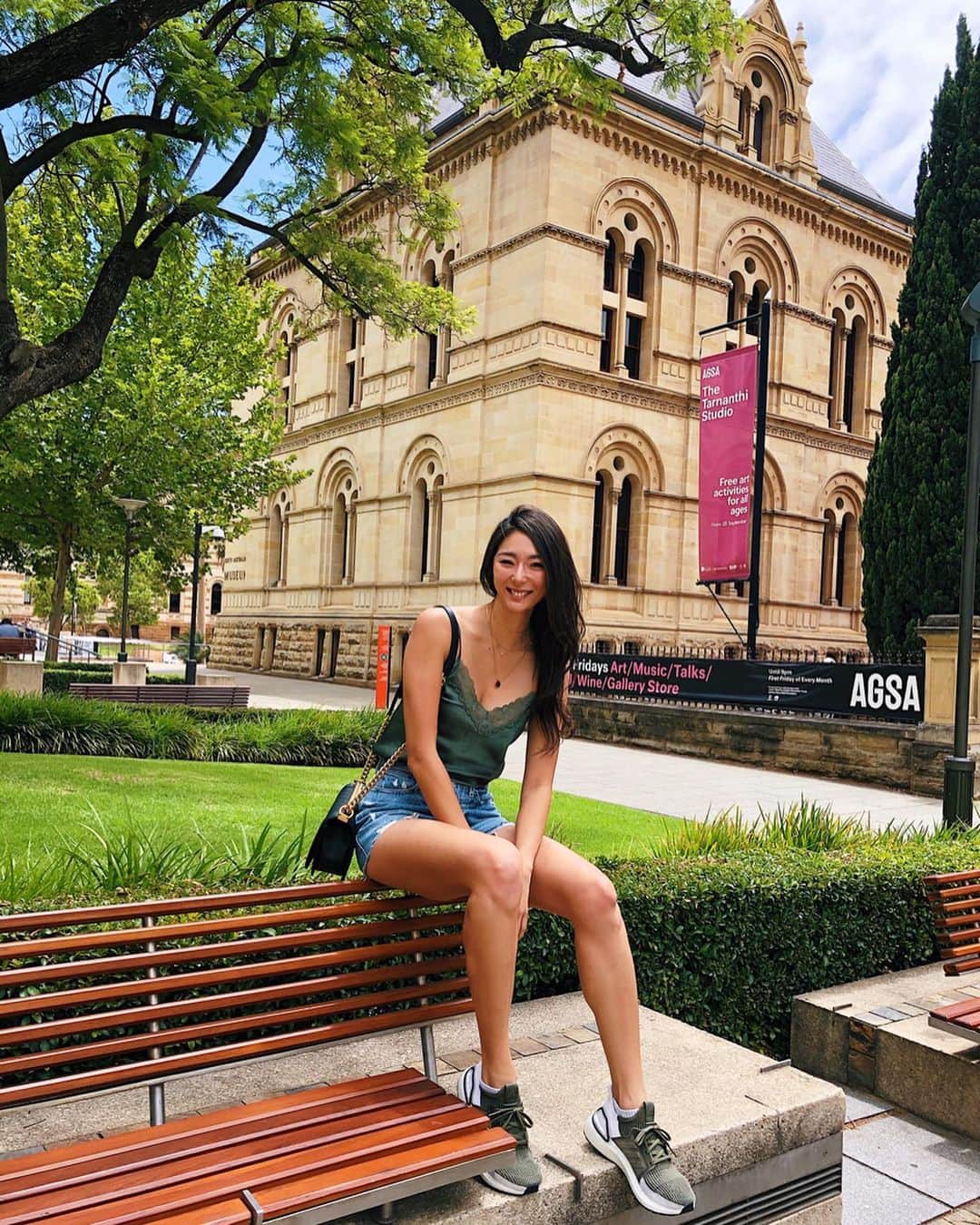 のインスタグラム：「There is no written language for Australian Aboriginal People so in order to convey their important cultural stories through the generations it is portrayed by symbols/icons through their artwork. DREAMING is way of living and what they did in the past✨ I enjoyed imagining their thoughts in dots art. 数万年もの長きにわたってオーストラリアの大地に暮らしてきた先住民、アボリジニ🌿文字を持たない代わりに絵や音でコミュニケーションをとっています🗣 自然を崇拝し大地との繋がりを大切にするアボリジニはそれぞれの部族によって『ドリーミング』というエネルギーやスピリットを残す行為を持っている💫 意味は『旅する、生活する』という私達が生きてきた痕跡のこと👣 そのドリーミングが行われた時間を音楽や絵画で世界観や部族の歴史、知識などの教えを伝承していきます🎨🎼✨ アートは言葉、ラブレター。 アボリジニアートのドット１つ１つに込められたドリーミングを想像して1日中美術館で過ごした有意義な日でした😊 - #aboriginal #australia #museum」