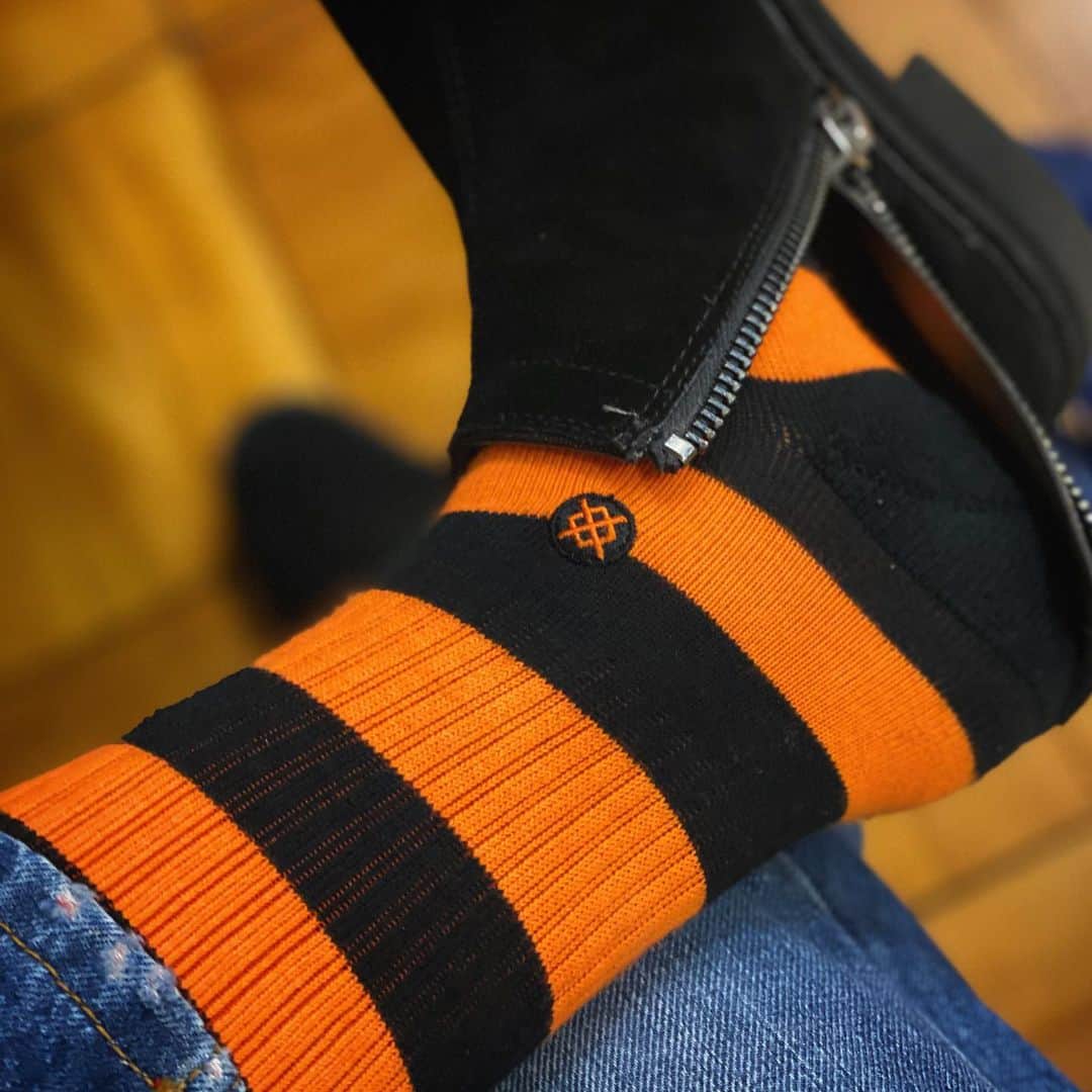 のインスタグラム：「Today's STANCE  #stancesocks  #stance_japan  今日から始まった新シリーズ。気合い入れて走り抜ける。蝶のように舞い…【ハチ】の様に…ブッ刺す！」