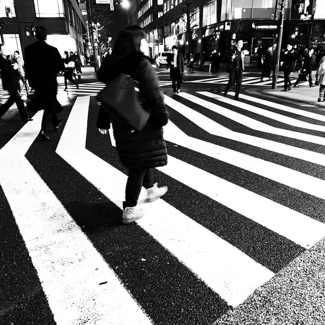 naotakeのインスタグラム：「横断歩道 - Crosswalks / iPhone XR & Snapseed, 20200126 . . ホンダのリューアルされたショールームを訪問。おしゃれなカフェみたい。 . . #spicollective #royalsnappingartists #infamous_family #rsa_main #infinity_photo_cult #2_fineart #jp_gallery_member #jp_gallery_bnw #trb_bnw #wp_bnw  #bnw_life #bnwlife_member #bnw_life_shots #bnw_captures #world_bnw #top_bnw #team_jp_ #team_jp_モノクロ #ig_energy_bw #ig_nihon #streetphotographybnw #igersjp #blackandwhite #bnw #bnwphoto #monochrome #bw #bnwphotography #ShotOniPhone #shotoniphoneXR」