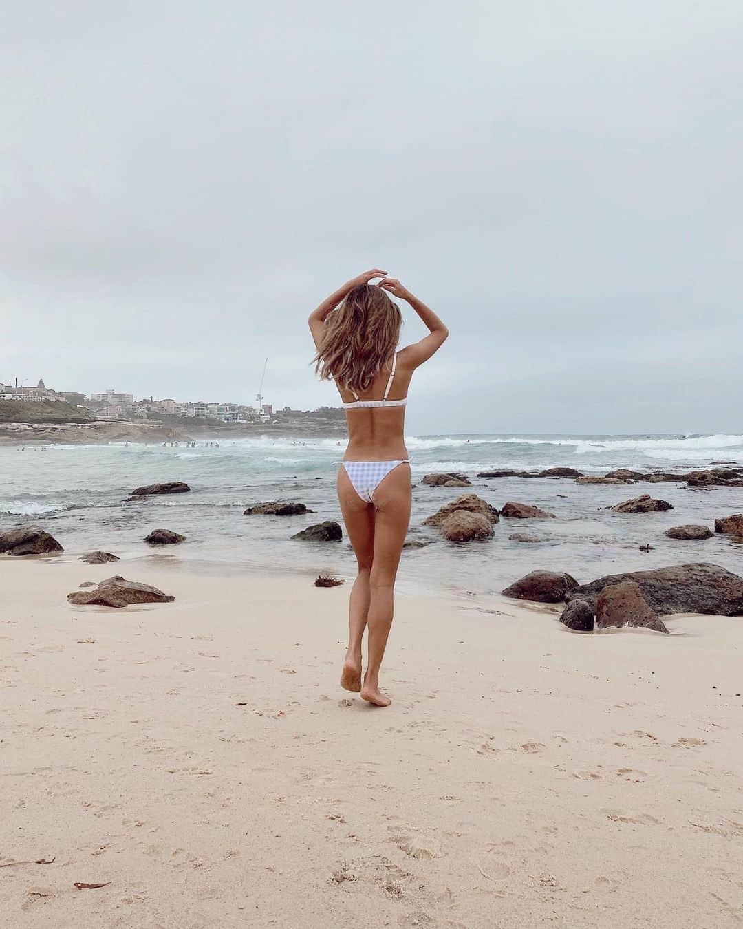 山中美智子さんのインスタグラム写真 - (山中美智子Instagram)「くもりのち雨のちたまに晴れのBronte Beach 🌥  でも紫外線は強いので ちゃっかり順調に肌が焼けている🌞☕️」1月25日 19時34分 - alexiastam1988