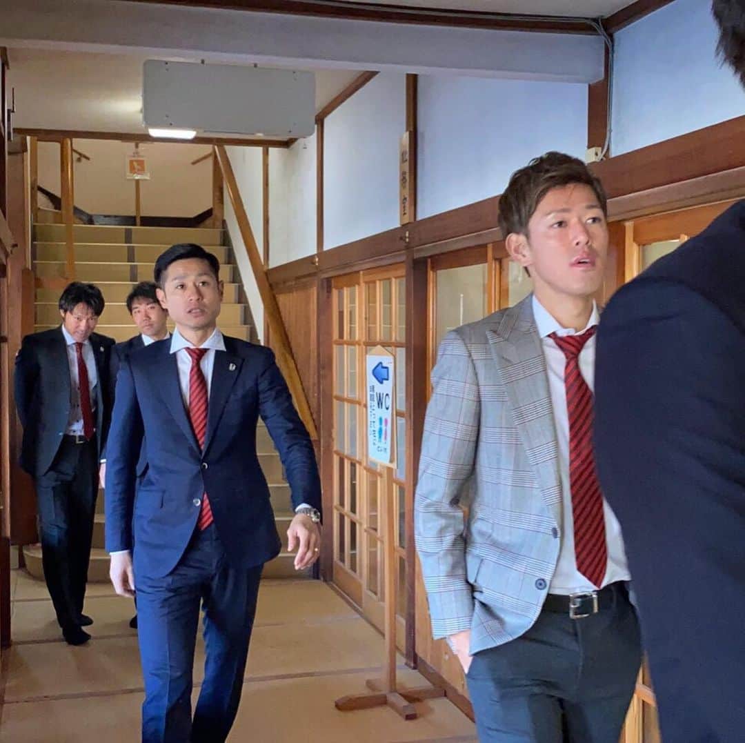 森下俊のインスタグラム：「今日は必勝祈願・新体制発表でした。 人前で話しするのはやっぱり苦手。 もっと上手くならないとな。 これから頑張ります！！ そして多くの方に @grulla_staff を知ってもらわないといけないと思いました。 それには試合に勝って目標であるJ2昇格に向けて頑張ります。 1月28日からキャンプが始まります。 まずは競争に勝って試合に出て勝利に貢献できるように身体を作ってきます。 いわてグルージャ盛岡をよろしくお願いします。 #いわてグルージャ盛岡 #いざj2へ #35番 #森下俊 #スーツ #voga #襟がでてる」