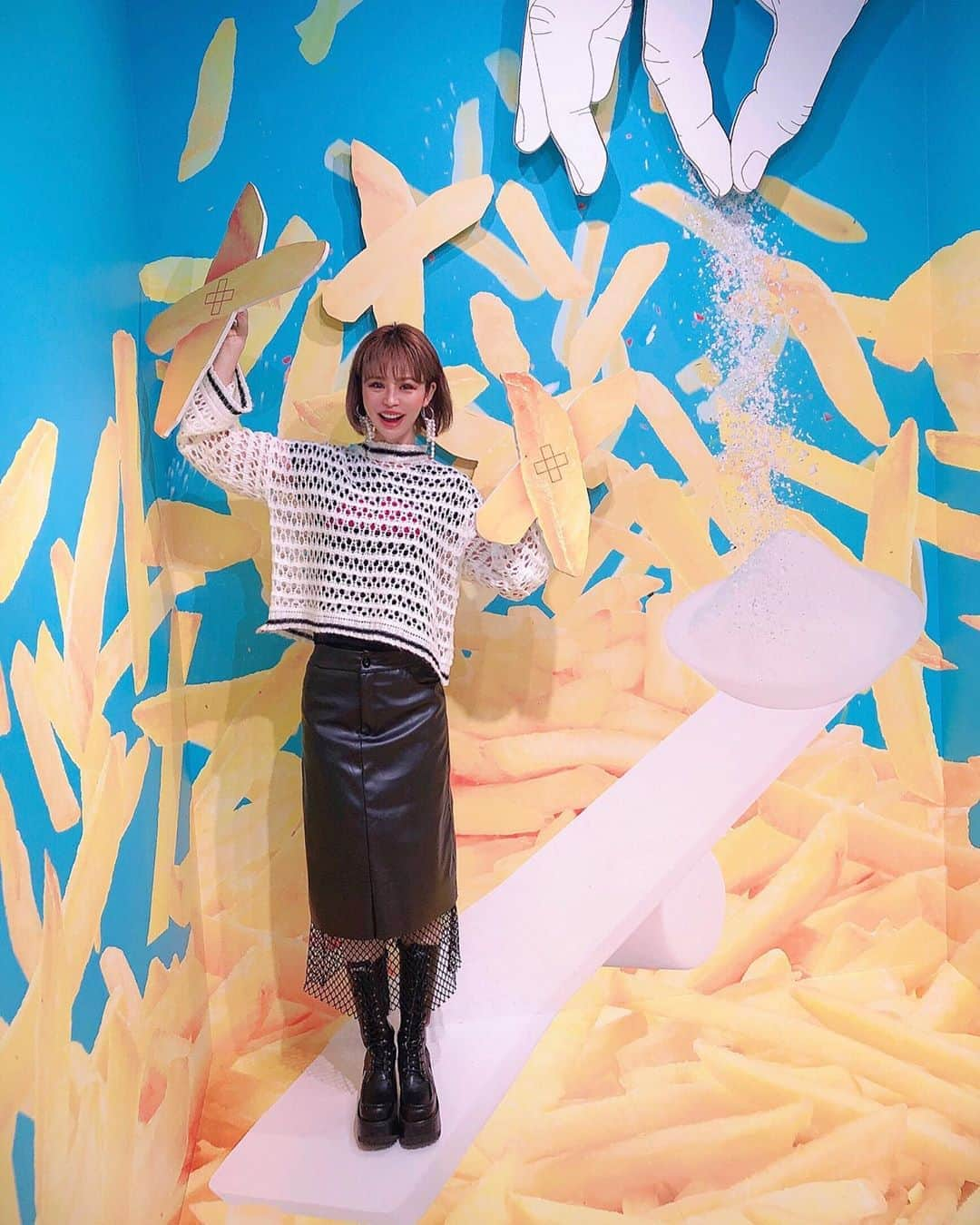 Hanaさんのインスタグラム写真 - (HanaInstagram)「・ ポテトに埋もれた〜🍟🍟🍟 ・ 塩加減はいかがでしょうか？🤣 ・ #ポテト #ポテトフライ #フライドポテト #トリックアート #nhkスタジオパーク #フォトブース #フォトジェニック #インスタ映えスポット #はしゃぐ大人 #塩 #塩分 #渋谷スクランブルスクエア #渋谷 #記念写真 #笑顔 #モノトーンコーデ #編み上げブーツ #あみあみ #ボブ #レザースカート」1月25日 19時40分 - hana.nyanya