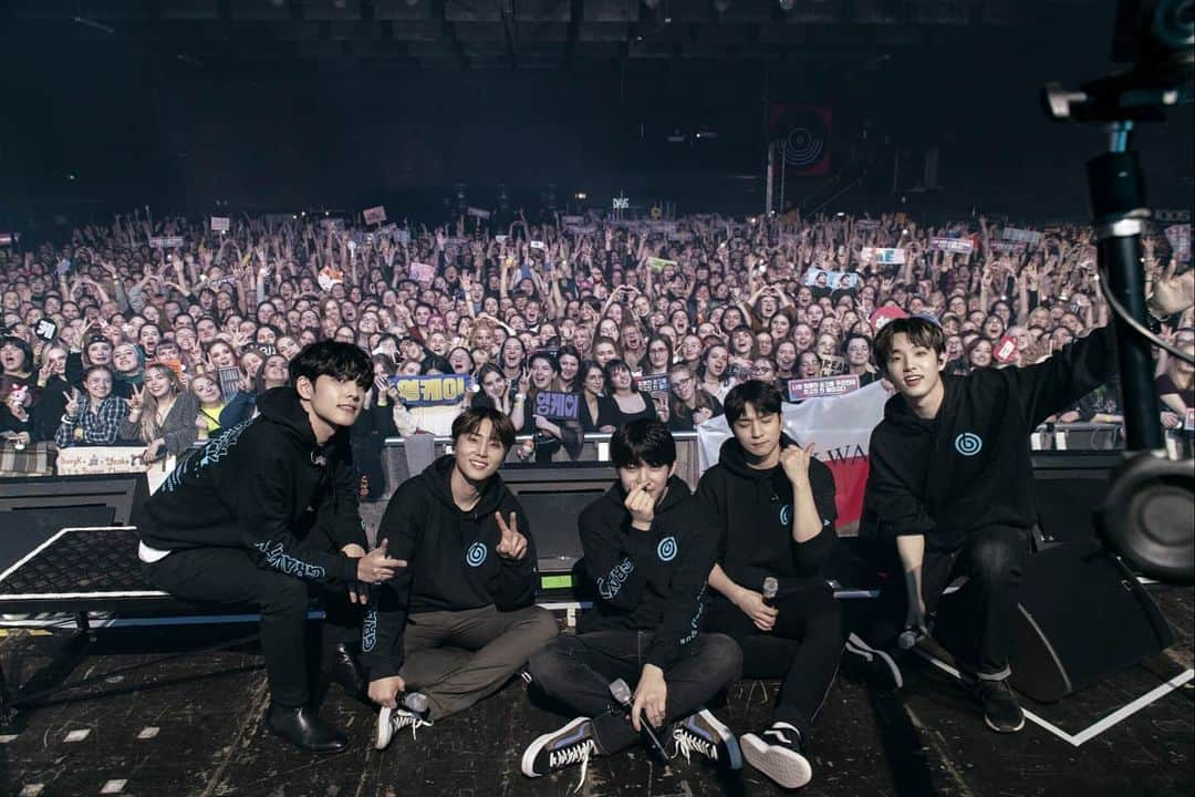 DAY6さんのインスタグラム写真 - (DAY6Instagram)「Warszawa last night you guys killed the show!! Your energy touched us and definitely made us want to come back to you guys! Don't get sick, stay healthy and happy everyone!!」1月25日 19時40分 - day6kilogram