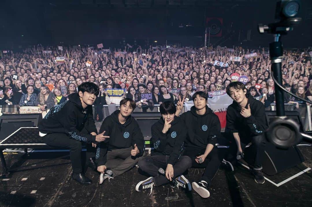 DAY6さんのインスタグラム写真 - (DAY6Instagram)「Warszawa last night you guys killed the show!! Your energy touched us and definitely made us want to come back to you guys! Don't get sick, stay healthy and happy everyone!!」1月25日 19時40分 - day6kilogram