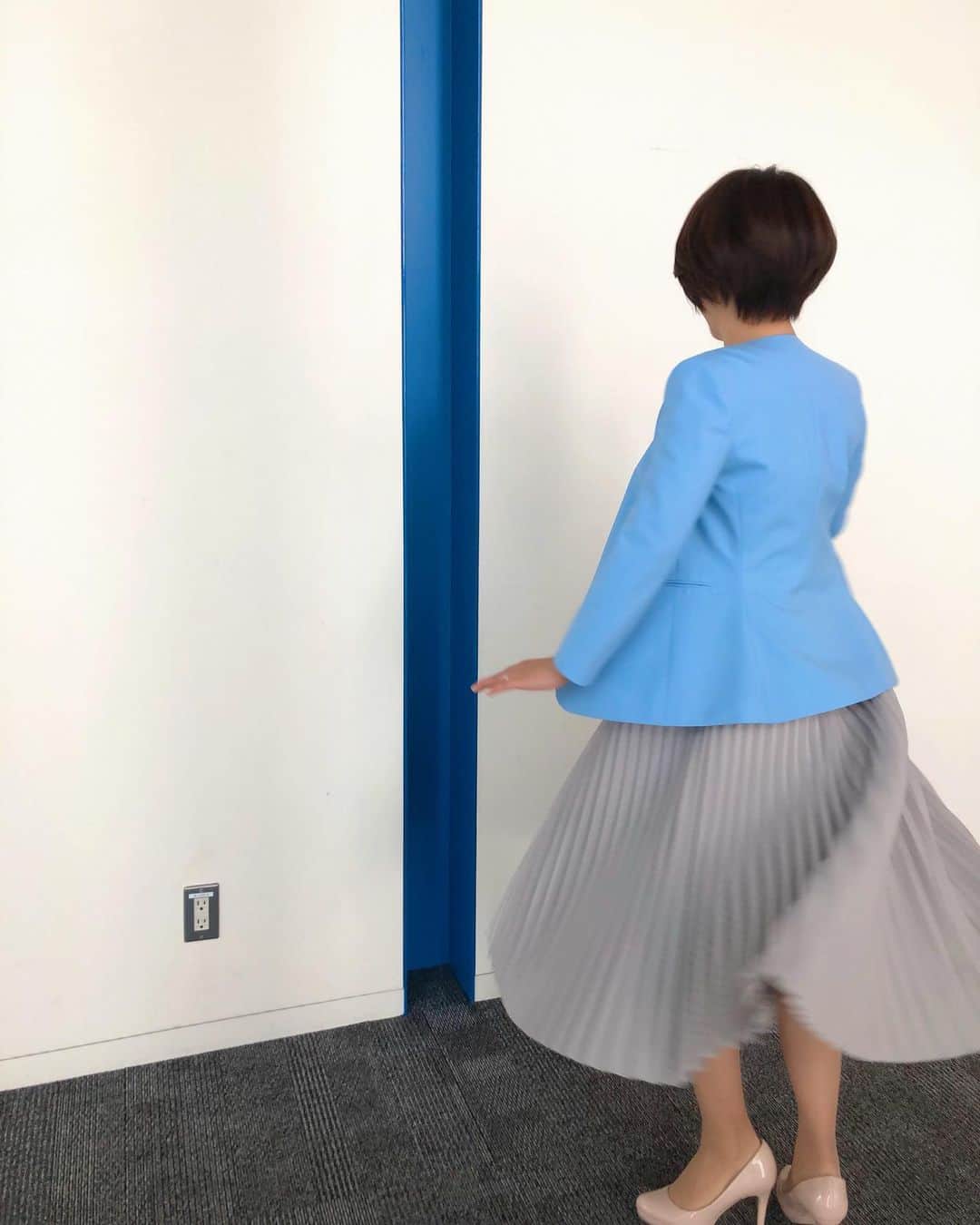 中山美香さんのインスタグラム写真 - (中山美香Instagram)「. 年に数回あるかないかのスカート。 現場の皆様が優しく温かく。 笑顔の多い時間となりました。 . . . #有難うございました #スッキリ  #ビックリする程素敵な方とご一緒に #放送日がわかりましたらお伝えします」1月25日 19時45分 - mika5nakayama