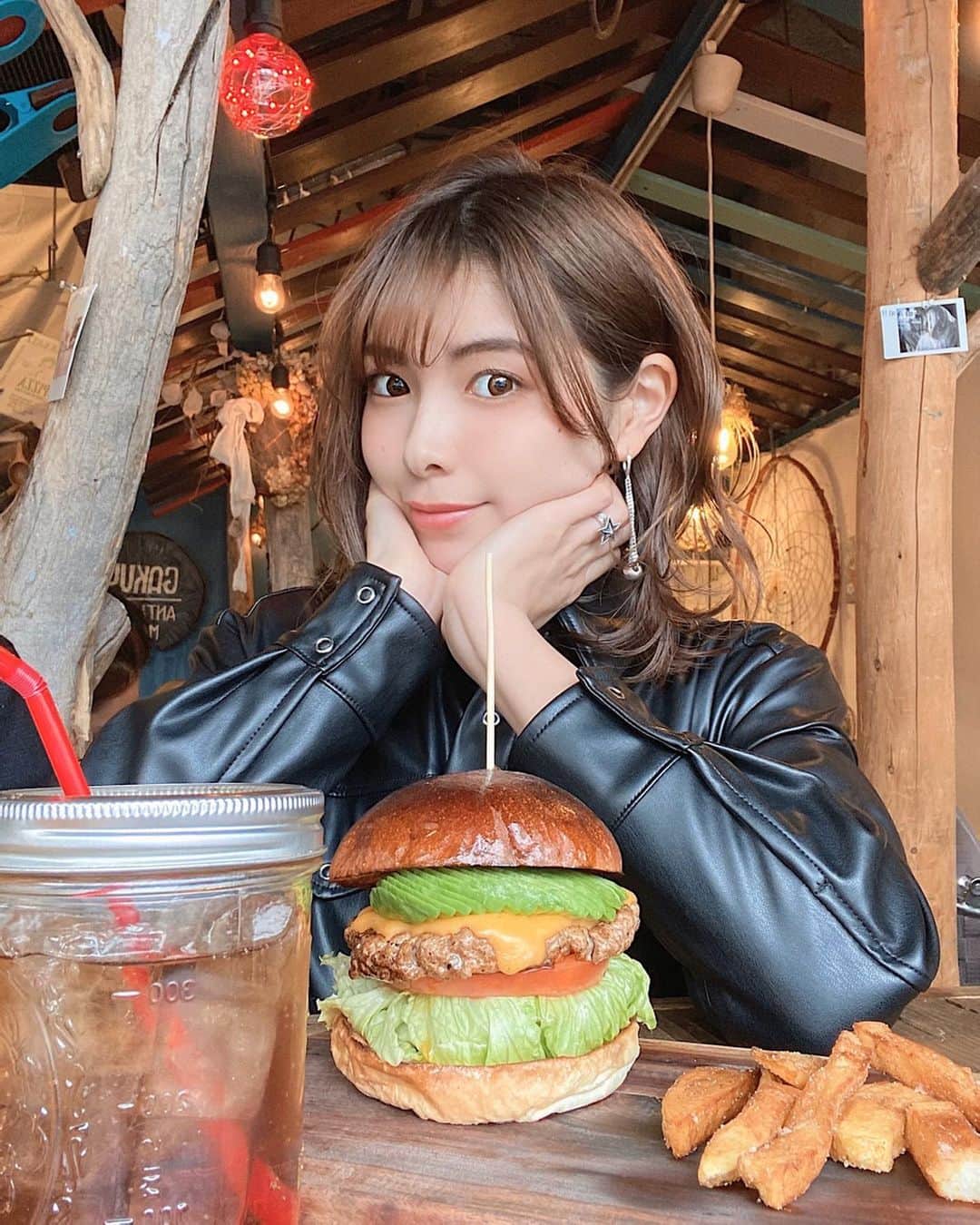 Yuika Matsuさんのインスタグラム写真 - (Yuika MatsuInstagram)「北堀江でめっちゃ美味しい ハンバーガー🍔✨ @gakuya_burger  ここのパテは犬鳴ポーク100%だから とってもジューシーだけどしつこくなくて 女性でもペロッと食べれちゃいます😋 . . ボリューム満点💯 頼んだトッピングは +チェダーチーズ +アボカド +ソース無し +ジンジャーエール(辛口) . . . . . . #ガクヤバーガー  #大阪#北堀江#北堀江ランチ #堀江#堀江ランチ  #大阪ハンバーガー  #ハンバーガー#ハンバーガー巡り  #ハンバーガー屋 #大阪グルメ」1月25日 19時46分 - yuika00802