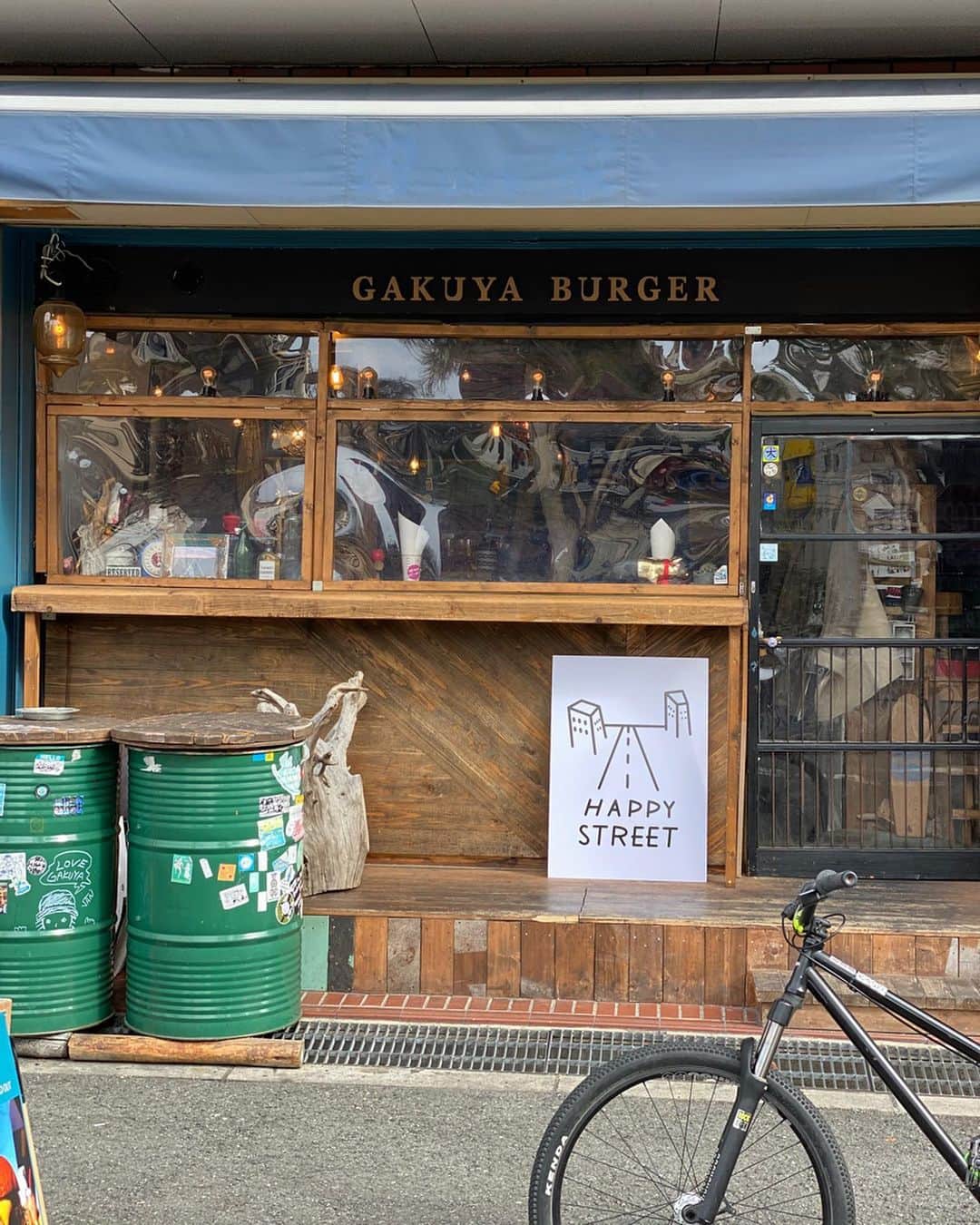 Yuika Matsuさんのインスタグラム写真 - (Yuika MatsuInstagram)「北堀江でめっちゃ美味しい ハンバーガー🍔✨ @gakuya_burger  ここのパテは犬鳴ポーク100%だから とってもジューシーだけどしつこくなくて 女性でもペロッと食べれちゃいます😋 . . ボリューム満点💯 頼んだトッピングは +チェダーチーズ +アボカド +ソース無し +ジンジャーエール(辛口) . . . . . . #ガクヤバーガー  #大阪#北堀江#北堀江ランチ #堀江#堀江ランチ  #大阪ハンバーガー  #ハンバーガー#ハンバーガー巡り  #ハンバーガー屋 #大阪グルメ」1月25日 19時46分 - yuika00802