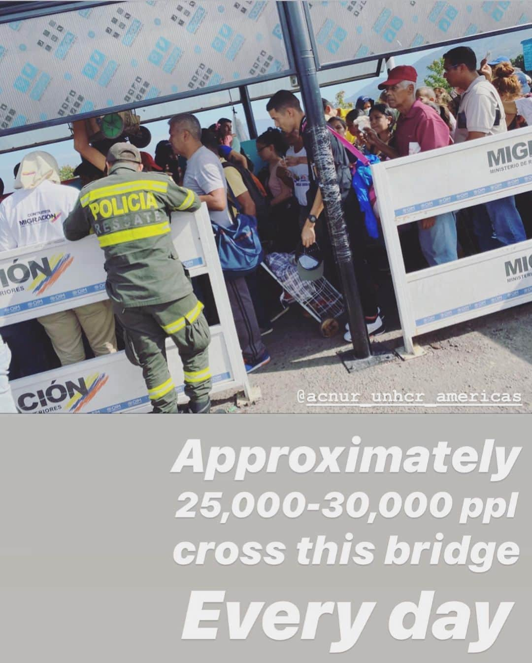 雅-MIYAVI-さんのインスタグラム写真 - (雅-MIYAVI-Instagram)「Approximately 25,000 people come to Colombia via this bridge every day. A family who is escaping their hometown because of hard living conditions; a father who is coming to earn money since everything including food, medicine is too expensive; a mother who walks all the way from her village with carrying her baby to get her vaccine; kids who come to the school near by the border since teachers quit due to low salary -3 dollars per month!. Every one we met said “I wish Venezuela will get back to how great it used to be” What if the same thing happens in our own country? 每天都有近2万5千人跨过这座桥来到哥伦比亚。为了避难远走他乡的家庭；因物价暴涨买不起食物药品而不得不出远门打工的父亲；为了打疫苗而抱着小婴儿走上很长一段路的母亲；因为老师相继辞职无人教书，不得不跨越国界来上学的孩子们。大家都异口同声道：“希望委内瑞拉能早点恢复以前的样子”。如果同样的事情发生在我们的国家，会怎么样呢？？🧐およそ２万５千人が、この橋を渡りコロンビアへやってきます。住んでいた街や村から逃れて定住しにやってくる家族、物価が高騰しすぎて食べ物はおろか薬も買えないため、出稼ぎに来ているお父さん、子ども用ワクチンのために赤ちゃんを抱いたまま長い距離を歩き続けるお母さん、低賃金で（月給３ドル！)次々と先生が居なくなっていくため教育を受けれず、国境を超えてコロンビアへ勉強をしに来る子供たち。みな口に揃えて言います。「早く元どおりのベネズエラに戻って欲しい」同じことが日本で起こったなら、どうなるだろう？#UNHCR #EveryDreamCounts」1月25日 19時48分 - miyavi_ishihara