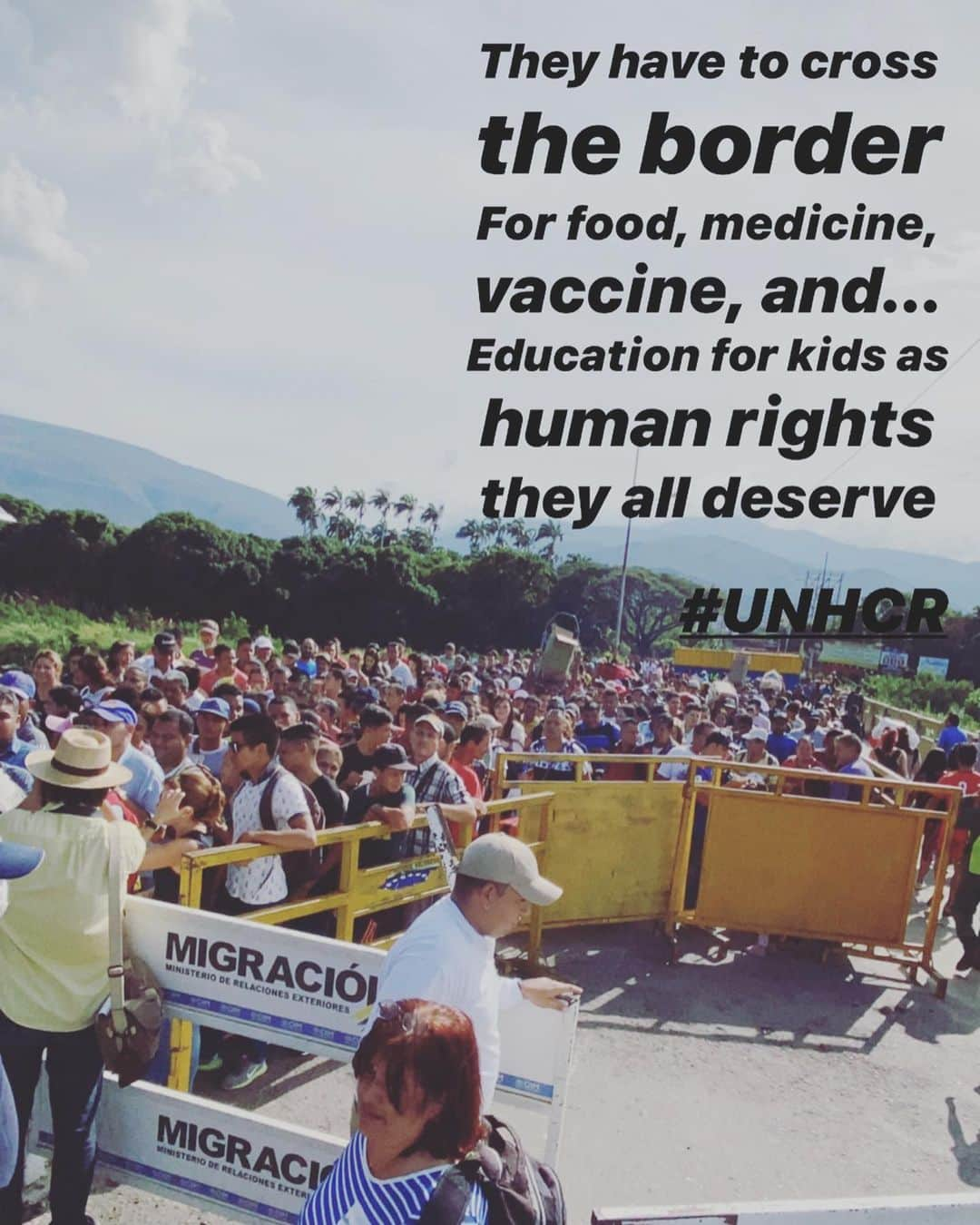 雅-MIYAVI-さんのインスタグラム写真 - (雅-MIYAVI-Instagram)「Approximately 25,000 people come to Colombia via this bridge every day. A family who is escaping their hometown because of hard living conditions; a father who is coming to earn money since everything including food, medicine is too expensive; a mother who walks all the way from her village with carrying her baby to get her vaccine; kids who come to the school near by the border since teachers quit due to low salary -3 dollars per month!. Every one we met said “I wish Venezuela will get back to how great it used to be” What if the same thing happens in our own country? 每天都有近2万5千人跨过这座桥来到哥伦比亚。为了避难远走他乡的家庭；因物价暴涨买不起食物药品而不得不出远门打工的父亲；为了打疫苗而抱着小婴儿走上很长一段路的母亲；因为老师相继辞职无人教书，不得不跨越国界来上学的孩子们。大家都异口同声道：“希望委内瑞拉能早点恢复以前的样子”。如果同样的事情发生在我们的国家，会怎么样呢？？🧐およそ２万５千人が、この橋を渡りコロンビアへやってきます。住んでいた街や村から逃れて定住しにやってくる家族、物価が高騰しすぎて食べ物はおろか薬も買えないため、出稼ぎに来ているお父さん、子ども用ワクチンのために赤ちゃんを抱いたまま長い距離を歩き続けるお母さん、低賃金で（月給３ドル！)次々と先生が居なくなっていくため教育を受けれず、国境を超えてコロンビアへ勉強をしに来る子供たち。みな口に揃えて言います。「早く元どおりのベネズエラに戻って欲しい」同じことが日本で起こったなら、どうなるだろう？#UNHCR #EveryDreamCounts」1月25日 19時48分 - miyavi_ishihara