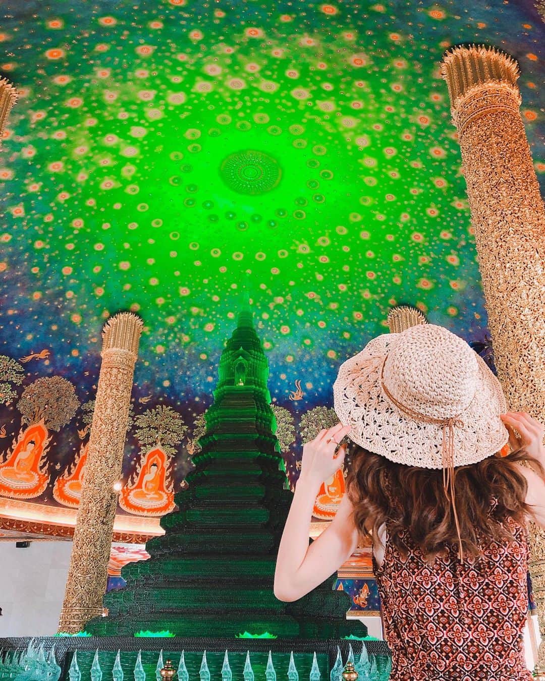 高橋里彩子さんのインスタグラム写真 - (高橋里彩子Instagram)「🛕wat paknan🛕﻿ ﻿ タイで載せたかった写真💘﻿ ﻿ バンコクの#ワットパクナム 寺院💓💓﻿ ﻿ ﻿ 幻想的な空間に包まれて、﻿ 深いエメラルドグリーンに吸い込まれそうだった。﻿ ﻿ ほんとに﻿ ﻿ わ〜。(* ⁰̷̴͈o⁰̷̴͈)‧˚₊*̥﻿ ﻿ って感じ。﻿ ﻿ ﻿ 靴を脱いで裸足になってから階段を登るんだけど﻿ 最上階にこのエメラルドグリーンの神秘的な空間が広がってて﻿ プラネタリウムみたいでとっても綺麗だった〜✨﻿ ﻿ ﻿ ちょっとアクセスしにくい場所にあるけど、﻿ この世界観は一見の価値あり✨✨✨﻿ ﻿ ﻿ 電車で歩いて行くか、﻿ おすすめはタクシーかな🙌🏻💓﻿ ﻿ ﻿ お寺が静かで落ち着いていて、観光客も少なめだし、しかも無料なの😯💗﻿ ﻿ こんなにガイドブックとかに乗ってるのに﻿ めちゃくちゃ穴場😍♥️♥️﻿ ﻿ ﻿ タイに来たらここは行ってみてほしい✨﻿ ﻿ ﻿ ﻿ ﻿ ﻿ ﻿ ﻿ ﻿ #インスタ映え #タイランド #Thai #thailand #watpaknam #กรุงเทพมหานคร #ญี่ปุ่น #bangkok #bangkoktrip #travelasia #travelthailand ﻿ #観光地巡り#バンコク#バンコク旅行 #バンコク #タイ#タビジョ #東京女子部 #タイ旅行 #バンコク旅行 #バンコク女子旅 #バンコク旅 #タイ旅行 #女子旅 #旅行好き #旅女子 #旅行コーデ #旅行好き女子 #旅女 #旅行大好き #旅インスタグラマー﻿ ﻿ #sagojoinsta」1月25日 19時58分 - konkonwanwan