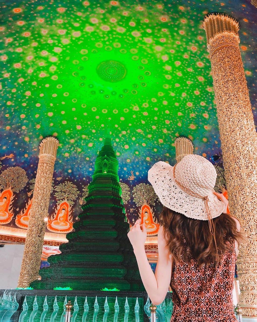 高橋里彩子さんのインスタグラム写真 - (高橋里彩子Instagram)「🛕wat paknan🛕﻿ ﻿ タイで載せたかった写真💘﻿ ﻿ バンコクの#ワットパクナム 寺院💓💓﻿ ﻿ ﻿ 幻想的な空間に包まれて、﻿ 深いエメラルドグリーンに吸い込まれそうだった。﻿ ﻿ ほんとに﻿ ﻿ わ〜。(* ⁰̷̴͈o⁰̷̴͈)‧˚₊*̥﻿ ﻿ って感じ。﻿ ﻿ ﻿ 靴を脱いで裸足になってから階段を登るんだけど﻿ 最上階にこのエメラルドグリーンの神秘的な空間が広がってて﻿ プラネタリウムみたいでとっても綺麗だった〜✨﻿ ﻿ ﻿ ちょっとアクセスしにくい場所にあるけど、﻿ この世界観は一見の価値あり✨✨✨﻿ ﻿ ﻿ 電車で歩いて行くか、﻿ おすすめはタクシーかな🙌🏻💓﻿ ﻿ ﻿ お寺が静かで落ち着いていて、観光客も少なめだし、しかも無料なの😯💗﻿ ﻿ こんなにガイドブックとかに乗ってるのに﻿ めちゃくちゃ穴場😍♥️♥️﻿ ﻿ ﻿ タイに来たらここは行ってみてほしい✨﻿ ﻿ ﻿ ﻿ ﻿ ﻿ ﻿ ﻿ ﻿ #インスタ映え #タイランド #Thai #thailand #watpaknam #กรุงเทพมหานคร #ญี่ปุ่น #bangkok #bangkoktrip #travelasia #travelthailand ﻿ #観光地巡り#バンコク#バンコク旅行 #バンコク #タイ#タビジョ #東京女子部 #タイ旅行 #バンコク旅行 #バンコク女子旅 #バンコク旅 #タイ旅行 #女子旅 #旅行好き #旅女子 #旅行コーデ #旅行好き女子 #旅女 #旅行大好き #旅インスタグラマー﻿ ﻿ #sagojoinsta」1月25日 19時58分 - konkonwanwan