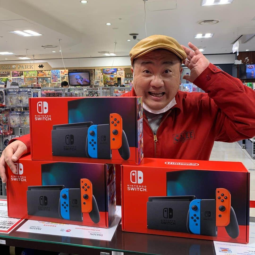 山本圭壱さんのインスタグラム写真 - (山本圭壱Instagram)「任天堂switch 5台買いました。 ラジオリスナープレゼントなんです。 まだ応募間に合いますのでご応募ください。 今晩25時20分より生放送 #mbsラジオ  #オレたちちょこっとやってまーす  #極楽とんぼ #山本圭壱 #遅刻をしたらこうなった #ビックカメラは一台まで #博品館は三台オッケー #お金がありましぇーん  #トホホ」1月25日 19時59分 - yamamogt