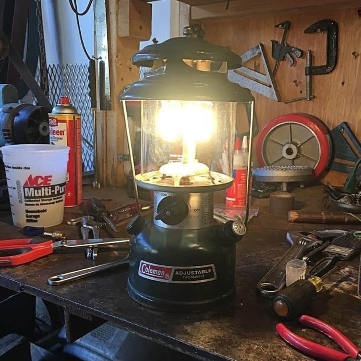 Coleman Japanのインスタグラム：「使い込む程に味わいがでてくるガソリンランタン。 ・ ポンピングや定期的なメンテナンス🔧も楽しみの一つ🧐 ・ 📷：@colemanlatinamerica @beverett111 ・ ━━━━━━━━━━━━━━━ 📖 メンテナンスハンドブック https://www.coleman.co.jp/onlinecatalog/ ・ 💁‍♀️カスタマーサポート ☎︎0120-111-957 その他コールマン製品でお困りの際はカスタマーサポートまでお気軽にご相談ください。 ━━━━━━━━━━━━━━━ ・ ・ ・ #灯そうColeman #灯そうコールマン #灯そう #Coleman #コールマン #Tent #テント #Lantern #ランタン #Camp #キャンプ #Outdoor #アウトドア #ガソリンランタン #おうち時間 #おうちコールマン」