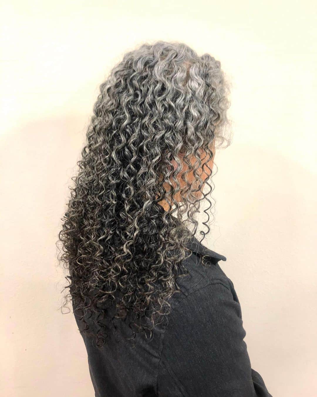 salon PRATiNO(サロンプラチノ)のインスタグラム：「. 💫ロングスパイラル💫. . 腰くらいまであるロングヘアをカットで 整えてから スパイラルパーマをかけました💗 細かめのスパイラルで とてもオシャレで雰囲気のあるスタイルに✨✨ ほぐれてくるとボリュームがしっかり出るので インパクト大💞 . . 【CLAVIS PRATINO】 ◇月曜日～土曜日 11:00～20:00 ◇日曜日 11:00～18:00 ※定休日なし ※時間外はお問い合わせください。 愛知県名古屋市中区錦3-4-19石垣ビル７Ｆ ☎︎052-962-7017 . #hairstyle #hair #cornrow #braids #clavispratino #spiralperm #pratino #hairsalon #nagoya #haircolor #love #派手髪 #外国人風カラー #バレイヤージュ #グラデーション #コーンロウ #ブレイズ #スパイラルパーマ #特殊ヘア #ブラックヘア #美容室 #ヘアサロン #ヘアスタイル #ヘアカラー #クラビスプラチノ #名古屋 #栄 #錦」