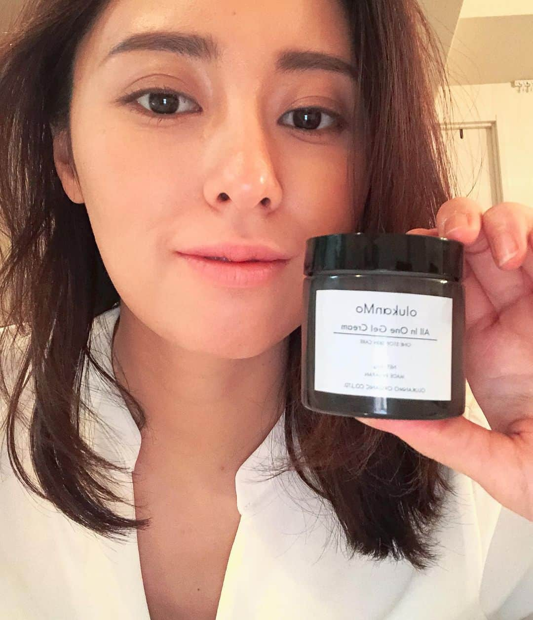 東美樹さんのインスタグラム写真 - (東美樹Instagram)「@olukanmo_organic all-in-one cream made my skin care routine more simple and quicker and it does such a good job👏🏼✨If you are looking for some decent Japanese beauty product, I highly recommend this one🧡🌿 ここ1週間の肌のお手入れはこれだけ!! って回し者みたいだけど(笑)、続けてみて1週間で肌の調子がとても良い&周りからも肌ツヤいいと言われたので紹介したいと思います🙋🏻‍♀️ 純国産ヒト幹細胞培養液配合のオールインワンゲルクリーム。 “開発を長年重ねてやっと自信を持って出せるものが出来ました！” と作り手の方がおっしゃっていた通り、これ一つでしっかり浸透&保湿してくれます👀💖 各メディアにもすでに色々取り上げられているみたいで、お値段はお手頃ではないけれど、それだけ効果も期待できるし、何よりこれ一つでエイジングケアができるのが本当に嬉しい✨ 荷物もかさばらない&液漏れの心配もないので海外へ行くことの多い方のライフスタイルにも是非🧡 @olukanmo_organic . #olukanMo #オルカンモ #ヒト脂肪由来幹細胞培養液 #オールインワンゲル #抗酸化 #エイジングケア #アラサー美容 #時短ケア #リフトアップ #国産 #madeinJapan #japanesecosmetics」1月25日 20時06分 - mikko.36___