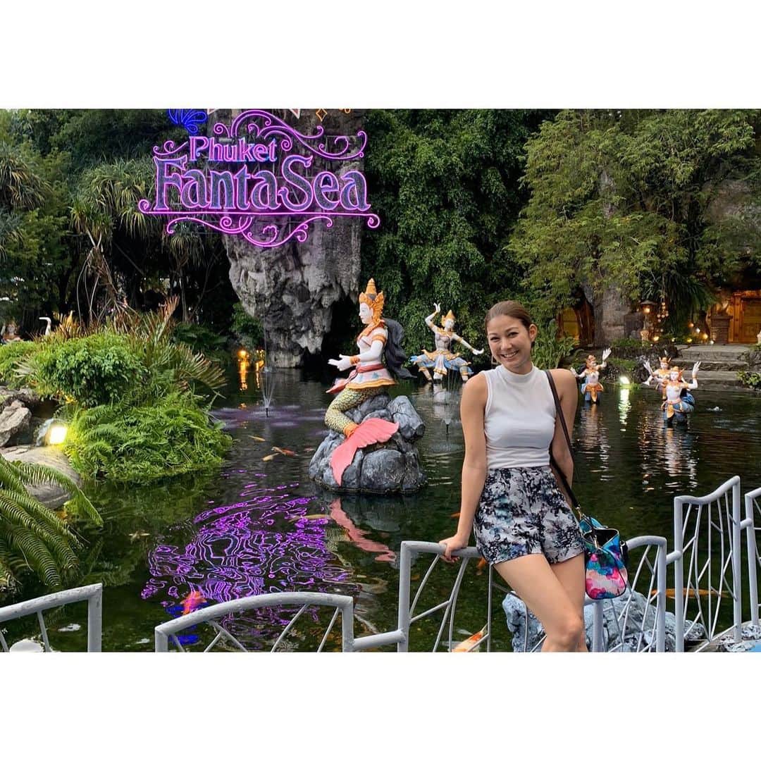 井澤エイミーのインスタグラム：「今週は寒いので、暖かい思い出を♡  プーケットファンタシーw 謎のテーマパークだったけど、腹筋割れるレベルで笑った(°▽°) いつの日か絶対にまた行きたい思い出の場所♬  こっぷんかー！！ #寒い日の過ごし方 #tbt #タイ旅行 #プーケット #phuket #phuketfantasea #thailand #timeshare lol」
