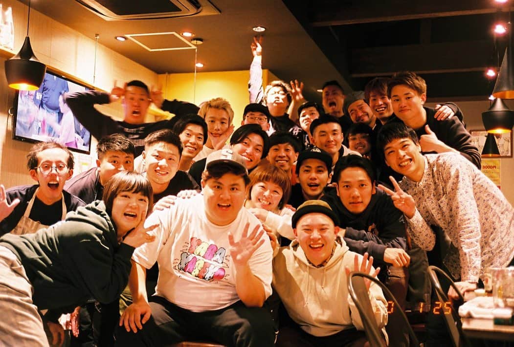 池田真一のインスタグラム：「昨日の後輩がしてくれた誕生日会の岩倉エモ写真！めちゃくちゃエモいやん😆 最高やな！岩倉ありがとう！ みんなもありがとう！ 最後の写真はらぶおじが上腕二頭筋をライトアップしてるところです！」