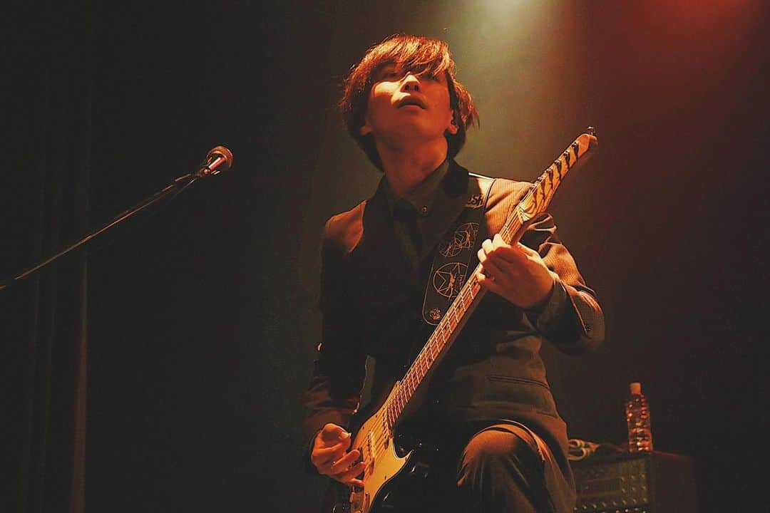 TSUCHIYAのインスタグラム：「2020.1.24(Fri) @ OSAKA BIGCAT ＊ 今までのワンマンの中で一番燃えた。 ＊ 今回はギターチェンジなり曲ごとのパフォーマンスなり、凄く大変なはずだったのに、何故か緊張もせずに伸び伸びとできた。 ＊ これはきっとスタッフさん、見に来てくれた皆さんの支えがあってできたステージだと思います。 ＊ また一歩、メンバーと距離が縮まったライブでした。この日のライブは絶対忘れません！ ＊ 次はツアーだね！ ＊ #Qyoto #TSUCHIYA #guitar #band #BIGCAT #OSAKA #japan #music #musician #live #stage #rock」