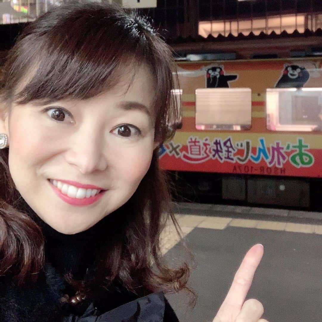 荒生暁子さんのインスタグラム写真 - (荒生暁子Instagram)「鹿児島県出水市(いずみ)へ。 広島から2時間半 九州新幹線であっという間👍 とっても歓迎して頂き 楽しい時間を過ごしました。  熊本県と県境の街 おれんじ鉄道にクマモンラッピング❗️ 帰りは、日が暮れていて 駅の周りにはコンビニも無く真っ暗〜🤣 こういう場合は 先にお土産を買っておく方がいいかもです😊 #出水市#出水駅#鹿児島出張」1月25日 20時15分 - akikoarao0904