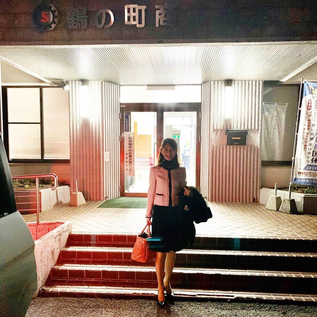 荒生暁子さんのインスタグラム写真 - (荒生暁子Instagram)「鹿児島県出水市(いずみ)へ。 広島から2時間半 九州新幹線であっという間👍 とっても歓迎して頂き 楽しい時間を過ごしました。  熊本県と県境の街 おれんじ鉄道にクマモンラッピング❗️ 帰りは、日が暮れていて 駅の周りにはコンビニも無く真っ暗〜🤣 こういう場合は 先にお土産を買っておく方がいいかもです😊 #出水市#出水駅#鹿児島出張」1月25日 20時15分 - akikoarao0904