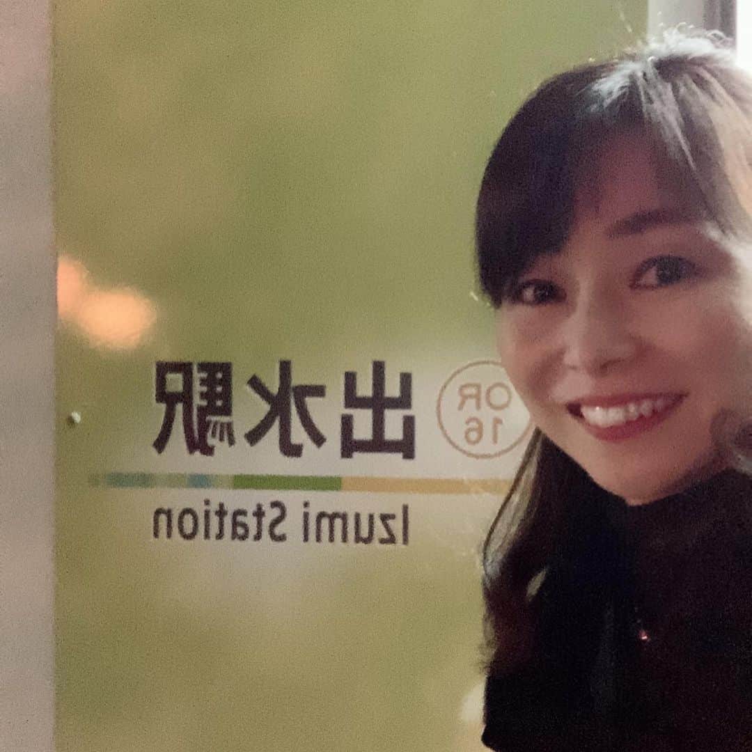 荒生暁子さんのインスタグラム写真 - (荒生暁子Instagram)「鹿児島県出水市(いずみ)へ。 広島から2時間半 九州新幹線であっという間👍 とっても歓迎して頂き 楽しい時間を過ごしました。  熊本県と県境の街 おれんじ鉄道にクマモンラッピング❗️ 帰りは、日が暮れていて 駅の周りにはコンビニも無く真っ暗〜🤣 こういう場合は 先にお土産を買っておく方がいいかもです😊 #出水市#出水駅#鹿児島出張」1月25日 20時15分 - akikoarao0904