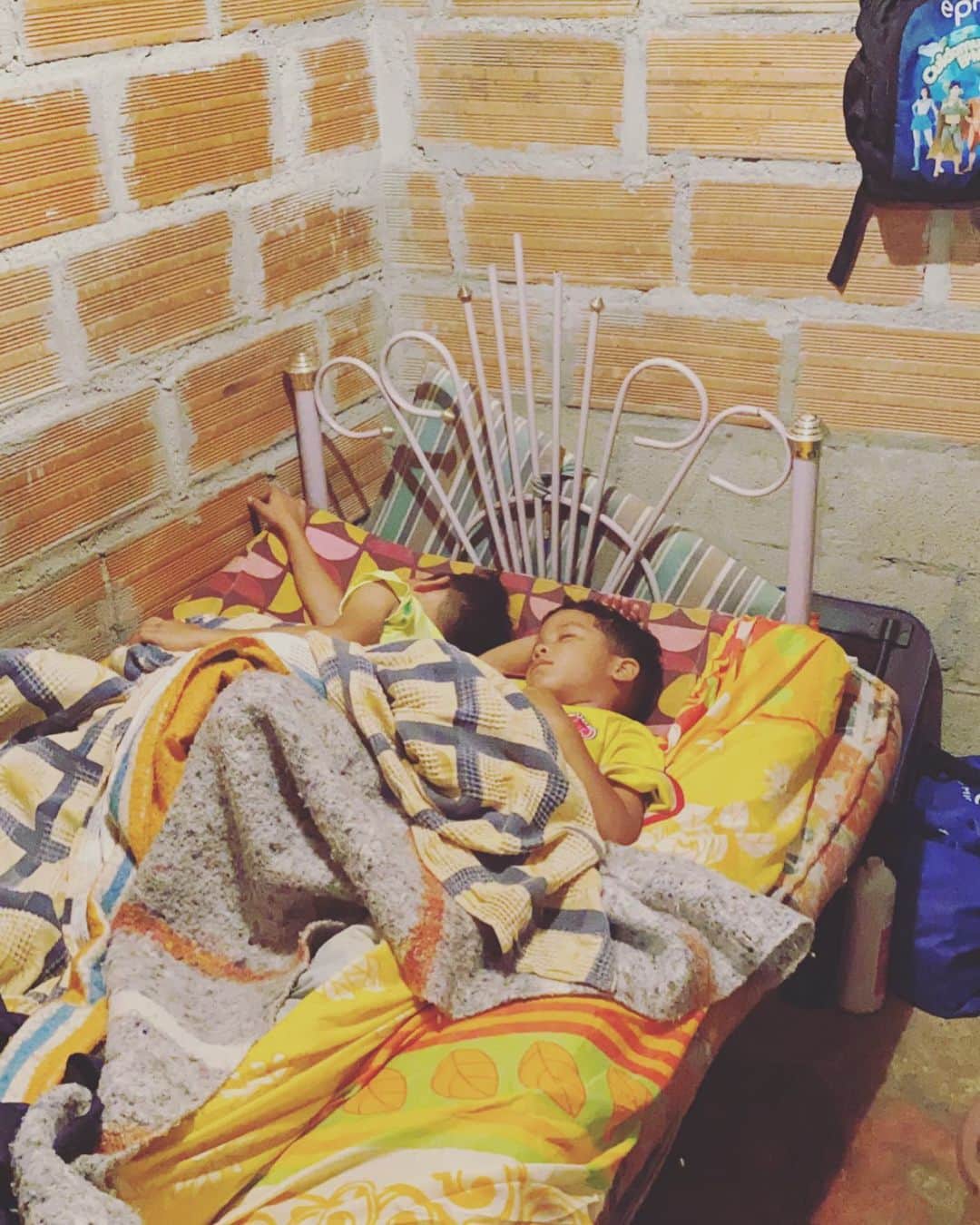 雅-MIYAVI-さんのインスタグラム写真 - (雅-MIYAVI-Instagram)「Brothers sleeping in one bed. Although we can’t post their parent’s pictures for several reasons, they all evacuated from their home because of some traumatizing events with leaving everything they had. They were woken up in the middle of the night by loud banging on their door. They knew if they answered the door, they’d all surely get shot down, so they quietly hid. Of course their children were terrified... What would I do if I were in the same situation? I’m sure I would go the same path they took to protect their family. 挤在一张床上睡着的孩子们。因为某些原因，我们无法放上他们父母的照片。他们经历了那些常人无法想象的困苦，才艰难决定放弃多年的累积，背井离乡至哥伦比亚避难。深夜睡梦中门外响起拍门的声音，他们知道一旦发出一丝声音就会被扫射，在危险中害怕得瑟瑟发抖的孩子们。如果发生在我身上我会怎么办呢？或许也会做出和他们一样的决定吧。 一つのベッドを分け合って眠る子供たち。訳あってお父さんお母さんの写真は載せることはできませんが、彼らは想像を絶する日々を経て、築いてきたもの全部捨てる決断をした上で、コロンビアへ避難してきました。真夜中、寝ている最中にドアを叩く音、声を出せばそこに向かって打たれる危険性、怯える小さな子供たち。僕ならどうするだろう？おそらく同じような決断をすると思う。#UNHCR #EveryDreamCounts」1月25日 20時15分 - miyavi_ishihara