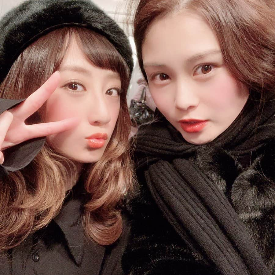 潮みかさんのインスタグラム写真 - (潮みかInstagram)「﻿ 昨日、今日と2日続けてライブいてきました💃🏼💃🏼💃🏼﻿ 今日は、お船ちゃんこと船瀬唯ちゃんのお誘いで、戸田恵子さんと植木豪さんのユニット#backgammon のライブにお邪魔しました🥳💛﻿ 生で戸田恵子さんを見ること自体初めてで、感無量でございました🙇‍♀️﻿ やーーすげー。（語彙力）﻿ やりたい事は口にしないと。口にすれば叶う！﻿ って戸田さんが仰られてて、その通りっす！ってなた🥺﻿ BBBのgashくんにも久しぶりに会えて嬉しかた🤤﻿ 豪さんダンスも凄いけど、お喋り面白いなー。﻿ ファンになたす！﻿ ﻿ そして昨日はゆきちゃんと#もるつオーケストラ のライブ行ってきたー🥳🎉﻿ 必死のはっぴ、いいな〜﻿ 私もほしいな〜﻿ もるつオーケストラのドラマー、マルシェⅡ世さんは『ミー・アット・ザ・ズー』でもドラムしていただいていたという仲なのですが、観に行けて本当によかったです。﻿ もるつのライブみるとハッピーになれる！﻿ 久しぶりにライブみて一緒に踊った😂﻿ ﻿ は〜刺激をたくさんもらった2日間﻿ この勢いで大阪帰りますー🙋‍♀️﻿ 中高の同級生の結婚式なんだ🥰﻿ 幸せおすそ分けしてもらうぞ🥰﻿」1月25日 20時25分 - ushiomika