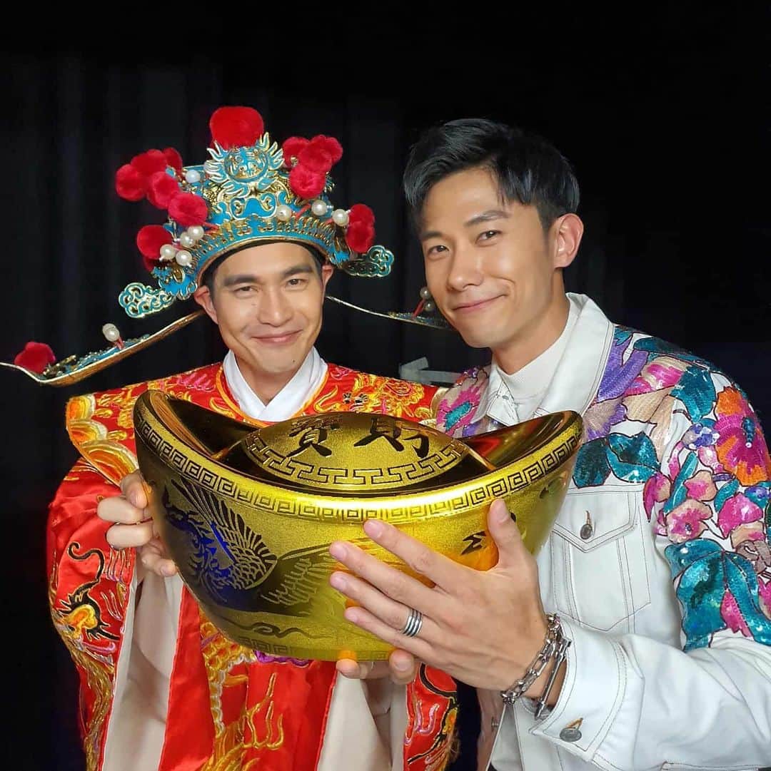 デスモンド・タンのインスタグラム：「May the HUAT be with you!  和帅帅财神爷一起祝大家有个 '鼠PER' 帅气的一年哦!  Special Thanks: Outfit: @driesvannoten ( @club21 ) Shoes: @giuseppezanotti  #cny2020」