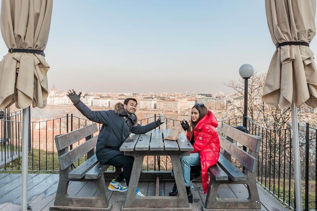 Raffi Ahmadさんのインスタグラム写真 - (Raffi AhmadInstagram)「Kemesraan di Budapest ❤️ Next To .... ??? Kemana hayoo ? 📸 @rufusazarya」1月25日 20時29分 - raffinagita1717