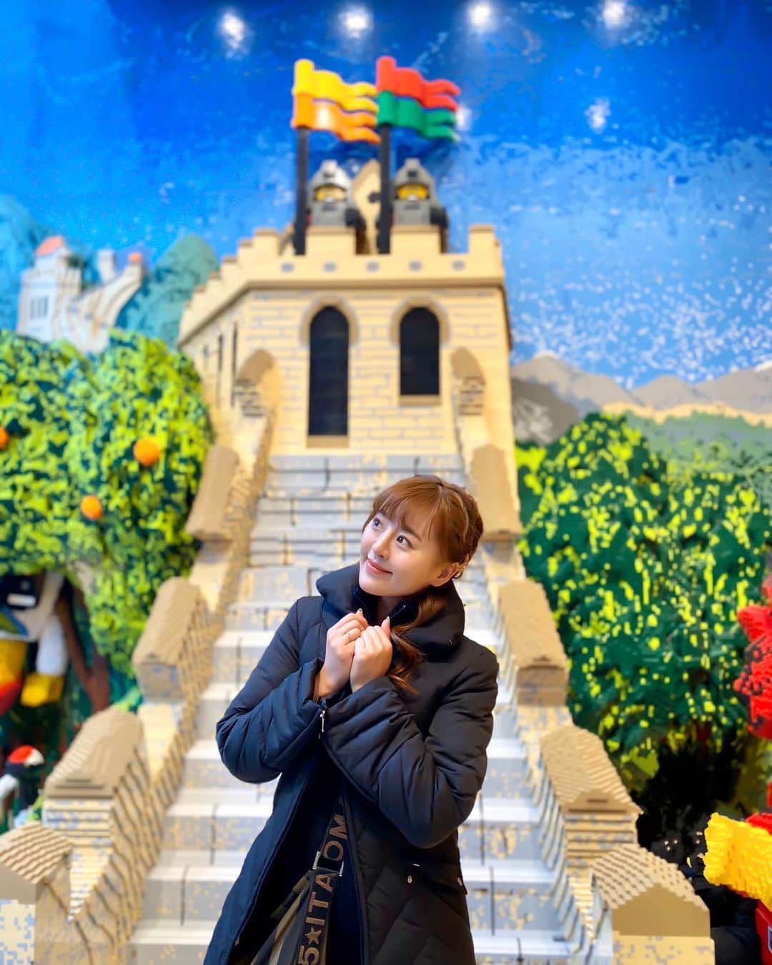 のインスタグラム：「万里のLego城🏰 北京のホテルの近くにありました。 本物を見ることは叶いませんでしたが これはこれで、結構レアかなって✨ . 肺炎の拡大が心配です… 中国の方は特に不安でしょう。 日本でも人混みではマスク必須ですね😓 一刻も早く収束しますように。」
