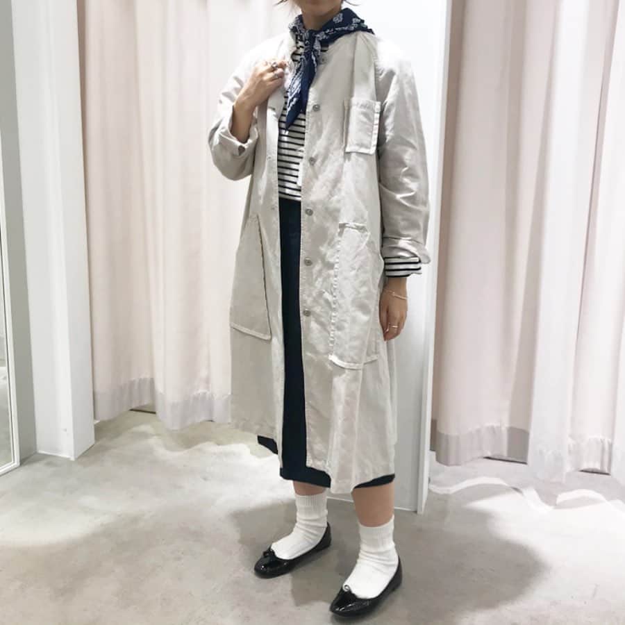 のインスタグラム：「・ ・ こんばんは！ ワーク感漂うパーリッシィらしい 薄手のスタンドコートが入荷致しました！ ・ こちらは、1930年代のカバーオールを参考にデザインされており、 ポケットのディティールがポイント◎ ・ ヴィンテージ感の出るスラブ生地を使用しており こなれた味のある雰囲気を出せるのが魅力です◯ ・ リネン混でやわらかく、 シワ感も味になるので扱いやすい点も◎ ・ 春先の羽織りに間違いなく活躍します☺️ ・ 同素材でノーカラーブルゾンの形もご用意しております！ ・ お色はそれぞれ、グレー、ベージュ、ネイビーの三色展開です。 ・ ・ リネンコットンスラブツイル スタンドコート ¥15,800＋tax ・ ・ リネンコットンスラブツイル ノーカラーブルゾン ¥12,800＋tax ・ ・ #parici #parici_shop #pariciklassisk_shop #ambidex」