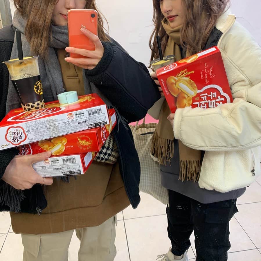 舞木香純さんのインスタグラム写真 - (舞木香純Instagram)「買い込んだお菓子🍪 袋は有料なので、このままホテルへ帰りました💭  ぜーーーんぶ @__emma__official_ のお洋服です❤︎❤︎ まだgetしてないよって方ぜひ🥺💪 #emma_style」1月25日 20時38分 - kasuminn_world
