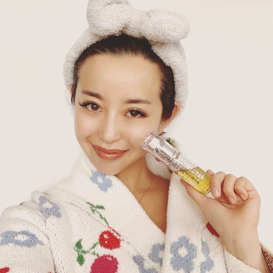 PINKYのインスタグラム：「skin care routine💆🏻‍♀️💫 . 最近のスキンケアは、この季節になると手放せない美容オイル🍯 以前紹介したものでずっと愛用しているウチワサボテンオイルで乾燥＆エイジングケアをしています🌵🌟 . 洗顔後にすぐつけるブースターとしてこのオイルをぬると、その後の化粧水とクリームがじわーっとしみ込む感じがして朝まで潤う🧴😳✨ . 乾燥ケアとして重宝していたけど、調べてみたらエイジングケアにとても良いみたい💃🌹 . 希少なモロッコ原産の100％天然の未精製オイルで、 就寝前のスキンケアだけじゃなく、特別な日にはメイク前の下地やオイルパックとしても使えて便利です❤️ ・・・ ・・・ #mamalife #skincare #facialoil #ウチワサボテンオイル #スキンケア #美容オイル #ナチュラルマジェスティ  @naturalmajesty7」