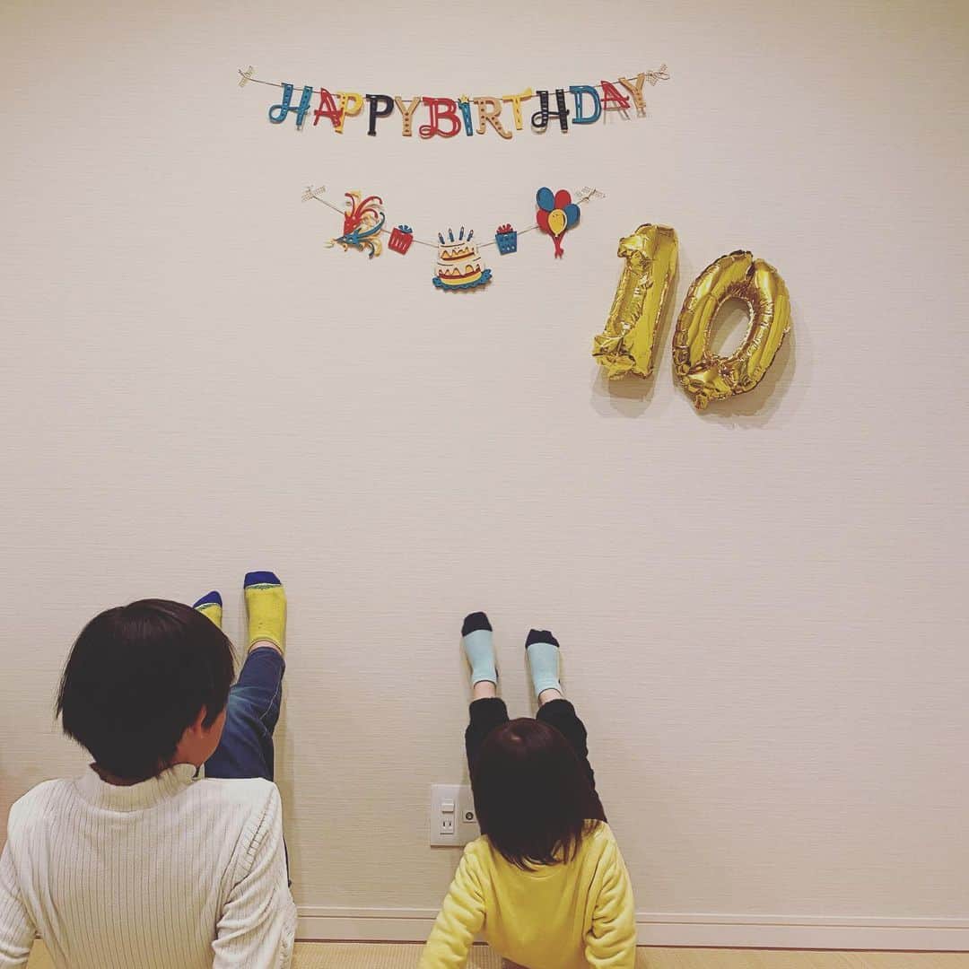 武藤乃子さんのインスタグラム写真 - (武藤乃子Instagram)「🎉 長男、10歳のお誕生日ー。 おめでとう✨  誰から出てきたのかな？って思うような、のんびりだけれど気がきく優男で。 激しい二男を甘やかしているのはお前だぞ！！って言うくらい、私のピリピリの空気を読んで、二男を可愛がってくれます👍笑  今は⚽️サッカーに夢中で、誕生日当日の今日も朝からプチ遠征へ。好きなことがあることは、良いことだ。 これからも、ケガなく頑張って欲しいです。  いつもありがとう。 母は助かっています😊  でも、2人でどんな格好してるのよ📸笑  #誕生日 #10歳 #10歳誕生日 #小学4年生 #長男」1月25日 20時48分 - muto_noriko.11