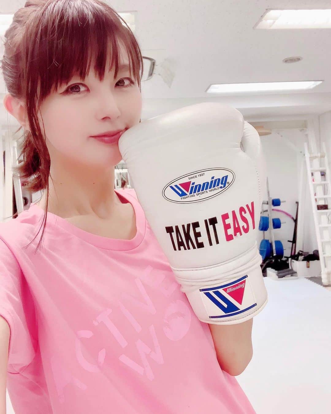 satomiさんのインスタグラム写真 - (satomiInstagram)「久々にキックボクシング🥊 TAKE it EASY（@takeiteasy_tokyo） * * 怪我で運動できずやっと復活( ˶ˆ꒳ˆ˵ )♡ * 久々に動いたら汗すご〜💦 キックだけじゃなくてウォーキングとか 日常生活の改善も教えてもらえるよ♡ * * 今日から呼吸意識！！！！ * * 体験だけでもオススメ🌟 * * @takeiteasy_tokyo #satoru_suzuki_3  #キックボクシング  #キックボクシング広尾  #ボクシング  #ボクシング女子  #フィットネス  #ボディメイク  #筋トレ女子 #ボクササイズ #takeiteasy  #ウォーキング #美脚 #ヒップアップ #女性にオススメ #フィットネス #トレーニング #プロテイン女子  #痩せる  #痩せたい人必見」1月25日 20時48分 - saatoomii47