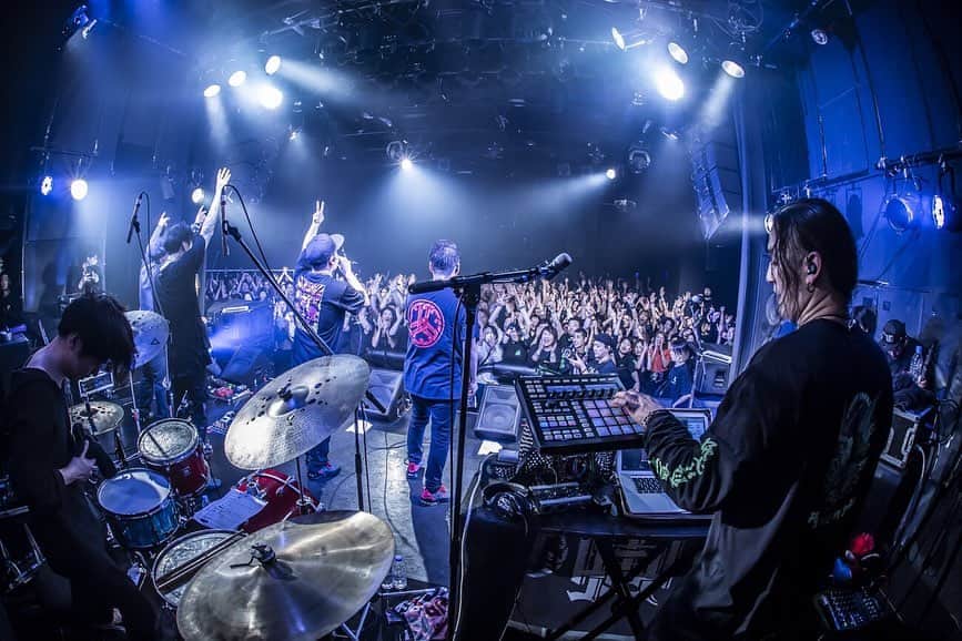 KAI_SHiNEのインスタグラム：「🙌🙌🙌🙌✨ pix by @hayachinphoto ﻿ #山嵐 #dragonash  #極音tour #day21 #final #tokyo #unit #livehouse #live #life #vibe #tour #tourlife #yamaarashi #感謝 #jp」