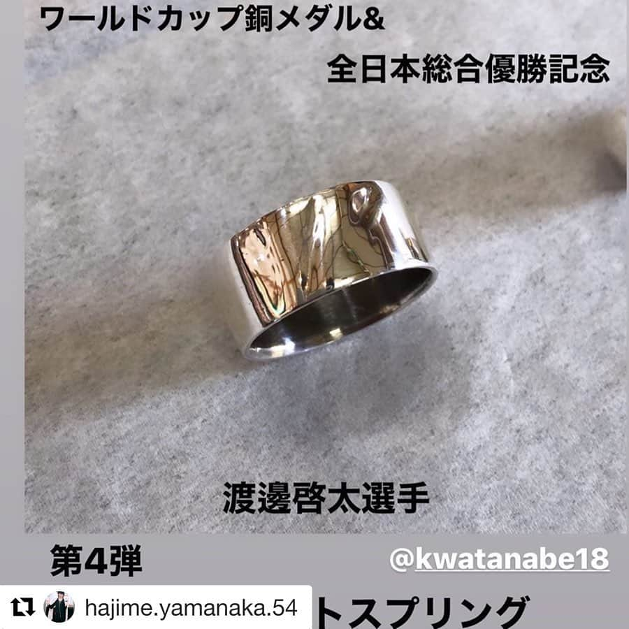 渡邊啓太さんのインスタグラム写真 - (渡邊啓太Instagram)「＊ silver ring 🖐 ・ 肇さん @hajime.yamanaka.54 が身を削って作ってくれたリング🙇‍♂️ （昨日打ち合わせして、今日完成） 純粋、綺麗、真っ直ぐに。 なにも迷うことはない。 今の僕の想いを全部聞いてくれた上で、それを全部吹き込んでくれました😌 ・ うん、バッチリはまりました。 後半戦も成長して達成できるはず💪 ・ ありがとうございます😊🔆✨ ・ ・ #Repost @hajime.yamanaka.54 with @get_repost ・・・ ショートトラック　スピードスケート⛸日本代表　 平昌オリンピック代表　 渡邊啓太選手　 サプライヤーシリーズ　 大4弾シークレットスプリング　 渡邊啓太選手の沢山の思いを受けて全部入っております！  #ショートトラック #スピードスケート#日本代表#渡邊啓太選手#日本代表キャプテン#平昌オリンピック#オリンピアン#純銀粘土師#シルバーアクセサリー --------- #スパティオ体験工房 #山梨 #北杜市 #山中肇 さん #ありがとうございます #silverring #accessory」1月25日 20時54分 - kwatanabe18