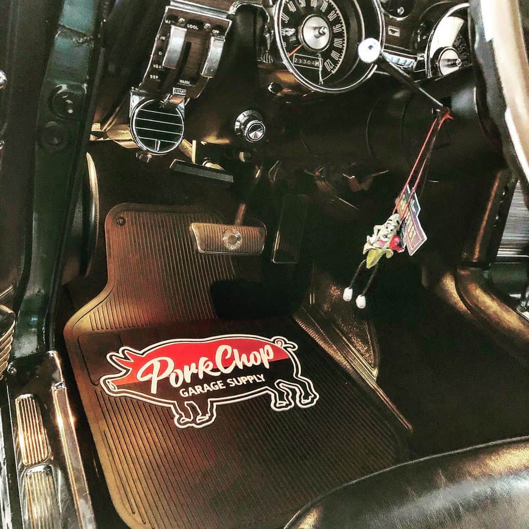 祖父江大輔のインスタグラム：「#porkchopgaragesupply  #floormats  #mustang #1968  I got new friends🐖」