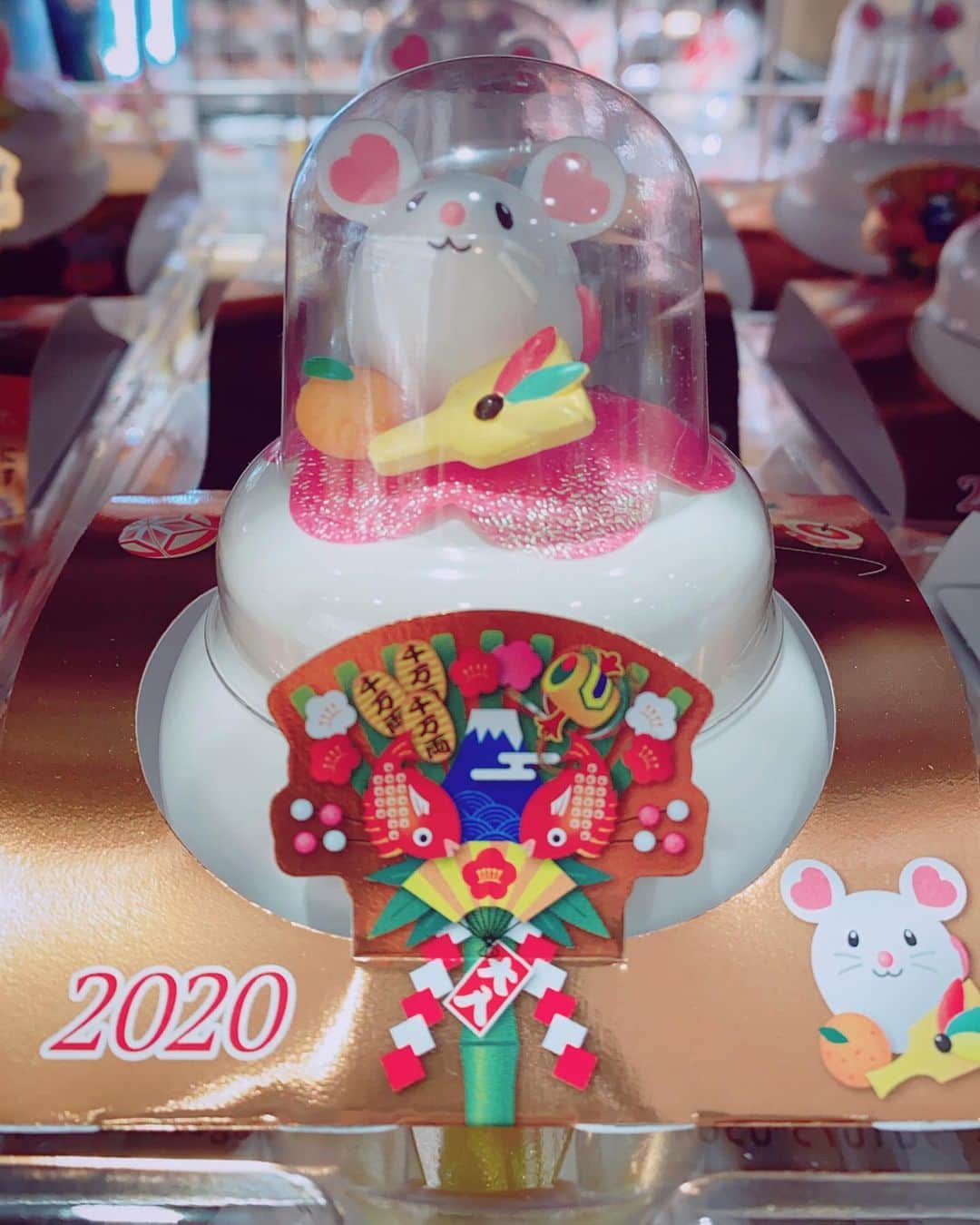 サイモンとマルティナのインスタグラム：「Happy #lunarnewyear2020 it’s the year of the rat ❤️🐀 For those of you that don’t know, it is THE hugeeee holiday in Asia. If you’re living in China, you might travel for days and weeks just to return to your hometown; those that don’t travel home, might book a vacation. Sending out my best wishes to all of you trying to celebrate, but experiencing worrisome cancellations and crazy delays due to this scary new Coronavirus 😷 Get your masks on and be safe everyone! And on a happier note: If you’re born in the year 1960, 1972, 1984, 1996, 2008, 2020 this is your zodiac sign :)」