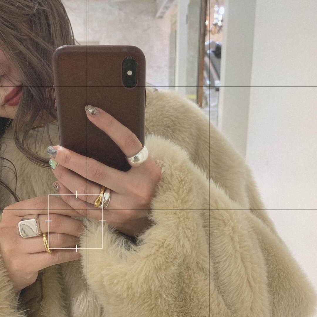 のインスタグラム：「𝚁𝚒𝚗𝚐᯾᯾ ご質問いただいていた この時のリングは 全て　@aletta_jewelry_official  のものです。 存在感のあるリング すきです❥❥」