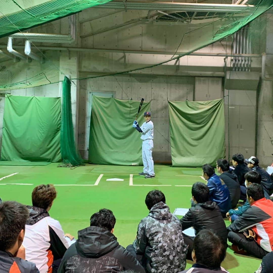 多村仁志さんのインスタグラム写真 - (多村仁志Instagram)「今日は、 長崎県営野球場(長崎ビッグ N スタジアム)にて 「侍ジャパン🇯🇵 野球指導者スキルアップ講習会」 の講師として、小・中学校の軟式野球指導者 約 130 名 の方々にアドバイスをして来ました。 ・ 今日、集まった指導者の方々は、子供らのために真剣にメモを取りながら聞いてくれましたし、積極的に質問もしてくれたのでアドバイスをしながらも嬉しい気持ちになりました ・ 今回は技術指導がメインだったのでここでひとつ。 先日、横浜高校元監督の渡辺先生と権藤博さんのこんな記事が載っていました。 ・ 「ただ、楽しいだけでいいのか？　楽しいだけではたくましく育たない。単に楽しいだけではなく、耐える力を養ってほしい。やがて野球をやめて社会人になる時がくる。そのときに必要なのは協調性や我慢、努力して耐えること。好きな野球を通じて学び、立派な社会人になってほしい。教える側は大変な時代です。パワハラの問題もある。子どもたちに愛情を注ぎ、楽しい中でも、我慢、忍耐も学んでほしいと思います」と… ・ スポーツはプレーする…つまり遊びが原点ですから「楽しい」ことは根本にあります。楽しむためにルールが必要であり、楽しむために審判が必要であり、楽しむために勝利を目指して全力で戦うわけです。 ただ、スポーツや少年野球の世界で「楽しむ」という言葉が、「楽をする」「競争をしない」「自由である」といった意味で独り歩きしている感もあります。 しかし、「楽しむ」ために伴う厳しさもあると思います。 上達するために必死に取り組んで、できたときに味わう達成感も大きな楽しみのはずです。 そこに至るまでの練習は、もしかすると苦しくて、楽しむ余裕などないかもしれません。その厳しさもまたスポーツに取り組む意義の側面です。 ・ １９９８年に横浜ベイスターズの監督として３８年ぶりの日本一に導き、侍ジャパンでも投手コーチを務めるなど指導者として長く活躍された権藤博さんも 「指導者は厳しく教えるのではなく、厳しさを教えるんだ」と… ・ 体罰や強制による厳しい指導は避けるべきですが、上達するために必要な努力、レギュラーをつかむための競争は厳しいものです。 それはきちんと教えるのが指導者としての役割でしょう。(引用) ・ 今後、彼らが指導した子供らが野球を通じて立派な社会人(大人)になってくれる事を願っております。 ・ ■実技講師 投 手:鹿取義隆氏(2006WBC日本代表ピッチングコーチ、現侍ジャパンテクニカルディレクター)  捕 手:石井章夫氏(現侍ジャパン社会人代表監督) 内野手:仁志敏久氏(2017WBC 侍ジャパントップチームコーチ、現侍ジャパン U-12 代表監督)  外野手:多村仁志(2006WBC 日本代表) ・ #侍ジャパン #samuraijapan #NPB #一般社団法人日本野球機構 #一般財団法人全日本野球協会 #公益財団法人全日本軟式野球連盟」1月25日 20時56分 - hit_tamu