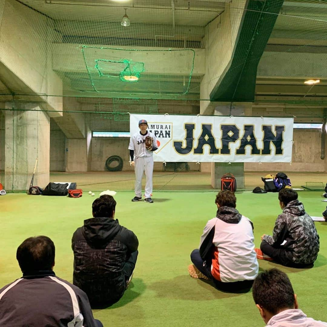 多村仁志さんのインスタグラム写真 - (多村仁志Instagram)「今日は、 長崎県営野球場(長崎ビッグ N スタジアム)にて 「侍ジャパン🇯🇵 野球指導者スキルアップ講習会」 の講師として、小・中学校の軟式野球指導者 約 130 名 の方々にアドバイスをして来ました。 ・ 今日、集まった指導者の方々は、子供らのために真剣にメモを取りながら聞いてくれましたし、積極的に質問もしてくれたのでアドバイスをしながらも嬉しい気持ちになりました ・ 今回は技術指導がメインだったのでここでひとつ。 先日、横浜高校元監督の渡辺先生と権藤博さんのこんな記事が載っていました。 ・ 「ただ、楽しいだけでいいのか？　楽しいだけではたくましく育たない。単に楽しいだけではなく、耐える力を養ってほしい。やがて野球をやめて社会人になる時がくる。そのときに必要なのは協調性や我慢、努力して耐えること。好きな野球を通じて学び、立派な社会人になってほしい。教える側は大変な時代です。パワハラの問題もある。子どもたちに愛情を注ぎ、楽しい中でも、我慢、忍耐も学んでほしいと思います」と… ・ スポーツはプレーする…つまり遊びが原点ですから「楽しい」ことは根本にあります。楽しむためにルールが必要であり、楽しむために審判が必要であり、楽しむために勝利を目指して全力で戦うわけです。 ただ、スポーツや少年野球の世界で「楽しむ」という言葉が、「楽をする」「競争をしない」「自由である」といった意味で独り歩きしている感もあります。 しかし、「楽しむ」ために伴う厳しさもあると思います。 上達するために必死に取り組んで、できたときに味わう達成感も大きな楽しみのはずです。 そこに至るまでの練習は、もしかすると苦しくて、楽しむ余裕などないかもしれません。その厳しさもまたスポーツに取り組む意義の側面です。 ・ １９９８年に横浜ベイスターズの監督として３８年ぶりの日本一に導き、侍ジャパンでも投手コーチを務めるなど指導者として長く活躍された権藤博さんも 「指導者は厳しく教えるのではなく、厳しさを教えるんだ」と… ・ 体罰や強制による厳しい指導は避けるべきですが、上達するために必要な努力、レギュラーをつかむための競争は厳しいものです。 それはきちんと教えるのが指導者としての役割でしょう。(引用) ・ 今後、彼らが指導した子供らが野球を通じて立派な社会人(大人)になってくれる事を願っております。 ・ ■実技講師 投 手:鹿取義隆氏(2006WBC日本代表ピッチングコーチ、現侍ジャパンテクニカルディレクター)  捕 手:石井章夫氏(現侍ジャパン社会人代表監督) 内野手:仁志敏久氏(2017WBC 侍ジャパントップチームコーチ、現侍ジャパン U-12 代表監督)  外野手:多村仁志(2006WBC 日本代表) ・ #侍ジャパン #samuraijapan #NPB #一般社団法人日本野球機構 #一般財団法人全日本野球協会 #公益財団法人全日本軟式野球連盟」1月25日 20時56分 - hit_tamu