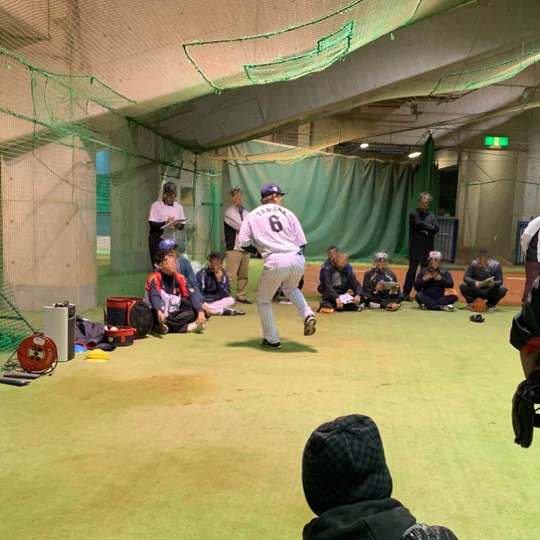多村仁志さんのインスタグラム写真 - (多村仁志Instagram)「今日は、 長崎県営野球場(長崎ビッグ N スタジアム)にて 「侍ジャパン🇯🇵 野球指導者スキルアップ講習会」 の講師として、小・中学校の軟式野球指導者 約 130 名 の方々にアドバイスをして来ました。 ・ 今日、集まった指導者の方々は、子供らのために真剣にメモを取りながら聞いてくれましたし、積極的に質問もしてくれたのでアドバイスをしながらも嬉しい気持ちになりました ・ 今回は技術指導がメインだったのでここでひとつ。 先日、横浜高校元監督の渡辺先生と権藤博さんのこんな記事が載っていました。 ・ 「ただ、楽しいだけでいいのか？　楽しいだけではたくましく育たない。単に楽しいだけではなく、耐える力を養ってほしい。やがて野球をやめて社会人になる時がくる。そのときに必要なのは協調性や我慢、努力して耐えること。好きな野球を通じて学び、立派な社会人になってほしい。教える側は大変な時代です。パワハラの問題もある。子どもたちに愛情を注ぎ、楽しい中でも、我慢、忍耐も学んでほしいと思います」と… ・ スポーツはプレーする…つまり遊びが原点ですから「楽しい」ことは根本にあります。楽しむためにルールが必要であり、楽しむために審判が必要であり、楽しむために勝利を目指して全力で戦うわけです。 ただ、スポーツや少年野球の世界で「楽しむ」という言葉が、「楽をする」「競争をしない」「自由である」といった意味で独り歩きしている感もあります。 しかし、「楽しむ」ために伴う厳しさもあると思います。 上達するために必死に取り組んで、できたときに味わう達成感も大きな楽しみのはずです。 そこに至るまでの練習は、もしかすると苦しくて、楽しむ余裕などないかもしれません。その厳しさもまたスポーツに取り組む意義の側面です。 ・ １９９８年に横浜ベイスターズの監督として３８年ぶりの日本一に導き、侍ジャパンでも投手コーチを務めるなど指導者として長く活躍された権藤博さんも 「指導者は厳しく教えるのではなく、厳しさを教えるんだ」と… ・ 体罰や強制による厳しい指導は避けるべきですが、上達するために必要な努力、レギュラーをつかむための競争は厳しいものです。 それはきちんと教えるのが指導者としての役割でしょう。(引用) ・ 今後、彼らが指導した子供らが野球を通じて立派な社会人(大人)になってくれる事を願っております。 ・ ■実技講師 投 手:鹿取義隆氏(2006WBC日本代表ピッチングコーチ、現侍ジャパンテクニカルディレクター)  捕 手:石井章夫氏(現侍ジャパン社会人代表監督) 内野手:仁志敏久氏(2017WBC 侍ジャパントップチームコーチ、現侍ジャパン U-12 代表監督)  外野手:多村仁志(2006WBC 日本代表) ・ #侍ジャパン #samuraijapan #NPB #一般社団法人日本野球機構 #一般財団法人全日本野球協会 #公益財団法人全日本軟式野球連盟」1月25日 20時56分 - hit_tamu