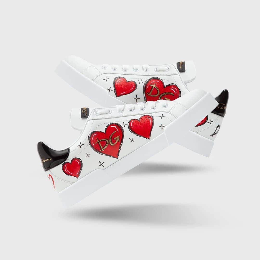 ドルチェ&ガッバーナさんのインスタグラム写真 - (ドルチェ&ガッバーナInstagram)「Celebrate love. Personalize the #DGLimited sneakers by adding the initial of your loved one inside the heart. Order before February 6th and receive the perfect gift in time for Valentine’s Day. Link in bio. #DGSneakers」1月25日 20時59分 - dolcegabbana