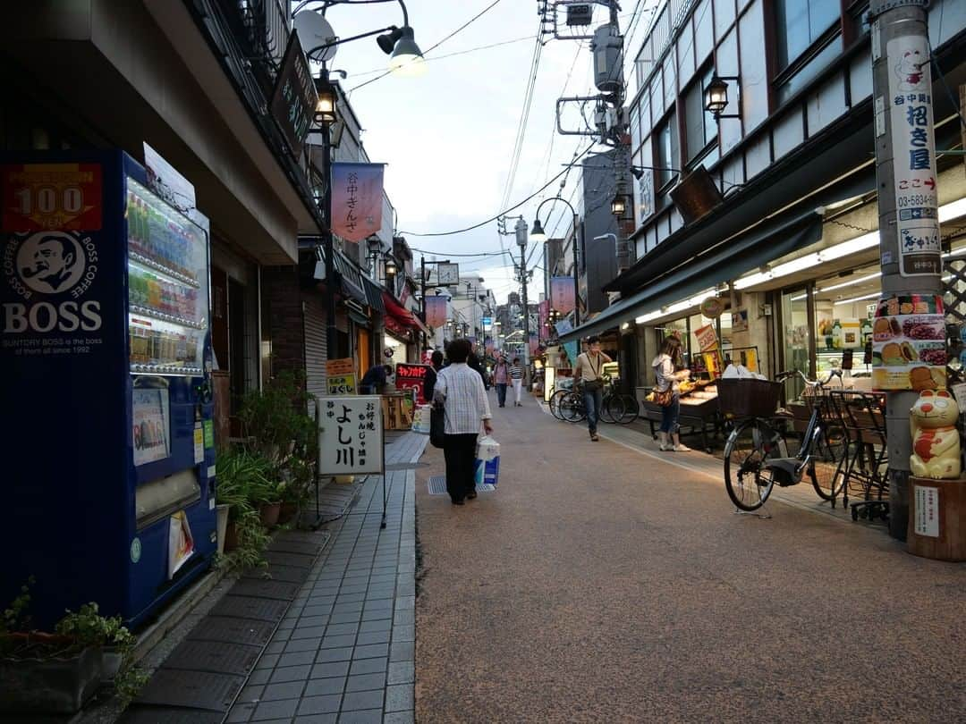 MagicalTripさんのインスタグラム写真 - (MagicalTripInstagram)「Hello! This is Magical Trip @magicaltripcom. Let us introduce the experiences we are offering in Japan 🇯🇵 【Yanaka Historical Walking Tour in Tokyo's Old Town】 “Feel the ordinary day of locals in the Tokyo's old town” 📍 Close to Shinjuku, explore Yanaka, an accessible town that will give you the "old town" experience missed by most tours 📍Explore a massive locals-only market that dates back to the 40's and sample the most popular Japanese snacks and dishes, chosen by the locals. 📍 Visit Nezu Shrine through the vibrant red torii gates and learn from a local about traditional Japanese views on religion. 【Comments from the tour creator】 Yanaka is one of Tokyo's most charming and traditional districts. The neighborhood survived the attacks of WWⅡ and endured all of the big earthquakes of Tokyo. Because of its resilience, Yanaka remains intact as it was decades ago, bringing an air of nostalgia and rustic charm😊 Throughout the walking tour, you can see the ongoing daily activities carried out in the market, and enjoy local snacks and street foods in the backstreets🤘 【Reviews】 “Highly recommend this tour to see a part of Japan that is quaint, quiet and interesting!” “We wanted a tour that was different to the typical city food tours full of tourists and bright lights and this tour matched our needs” “Tommy is a very fun guide, the tour feels like walking with a friend in a lovely neighborhood (Yanaka)” If you are interested, please check out the tour from the link in the bio! @magicaltripcom  #magicaltrip #magicaltripcom #walkwithlocals #traveldeeper #localguide #localguides #japantravel #japantrip #japanbeauty #japannature #japantour #tokyo #tokyotour #tokyotrip #barhopping #tokyofood #tokyonature #tokyolocal #tokyogram #instatokyo #yanaka #yanakaginza #nezushrine #yanakacemetery #oldtown #streetfood #soba #japanesenoodle #walkingtour #hiddengems」1月25日 21時01分 - magicaltripcom