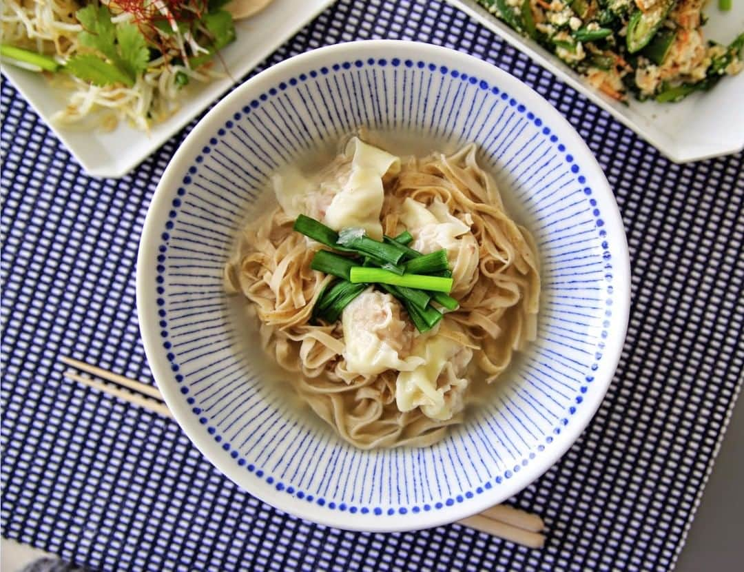 KOZLIFEさんのインスタグラム写真 - (KOZLIFEInstagram)「ササっと夜食に麺もの。 サイズもバッチリ！ この麺鉢、売れてます♪ . ★ただいまKOZLIFE本店では 3,900円(税抜)以上ご購入で送料無料です！★ . -登場したアイテム- 蒼十草/麺鉢 . ◎商品は当店トップページのバナーorプロフィールのURLからどうぞ。 ▶︎ @kozlife_tokyo . #KOZLIFE #japan #LoveFoodLoveLife#instajapan #instafood#foodstagram #foodlover #delistagrammer #cookingram #yummy #lunch #dinner #暮らし#インテリア #丁寧な暮らし #暮らしを楽しむ #おうちごはん #今日のごはん #おうちカフェ #器 #うつわ #ワンタン #蒼十草 #麺鉢 #千段十草 #和食器」1月25日 21時01分 - kozlife_tokyo