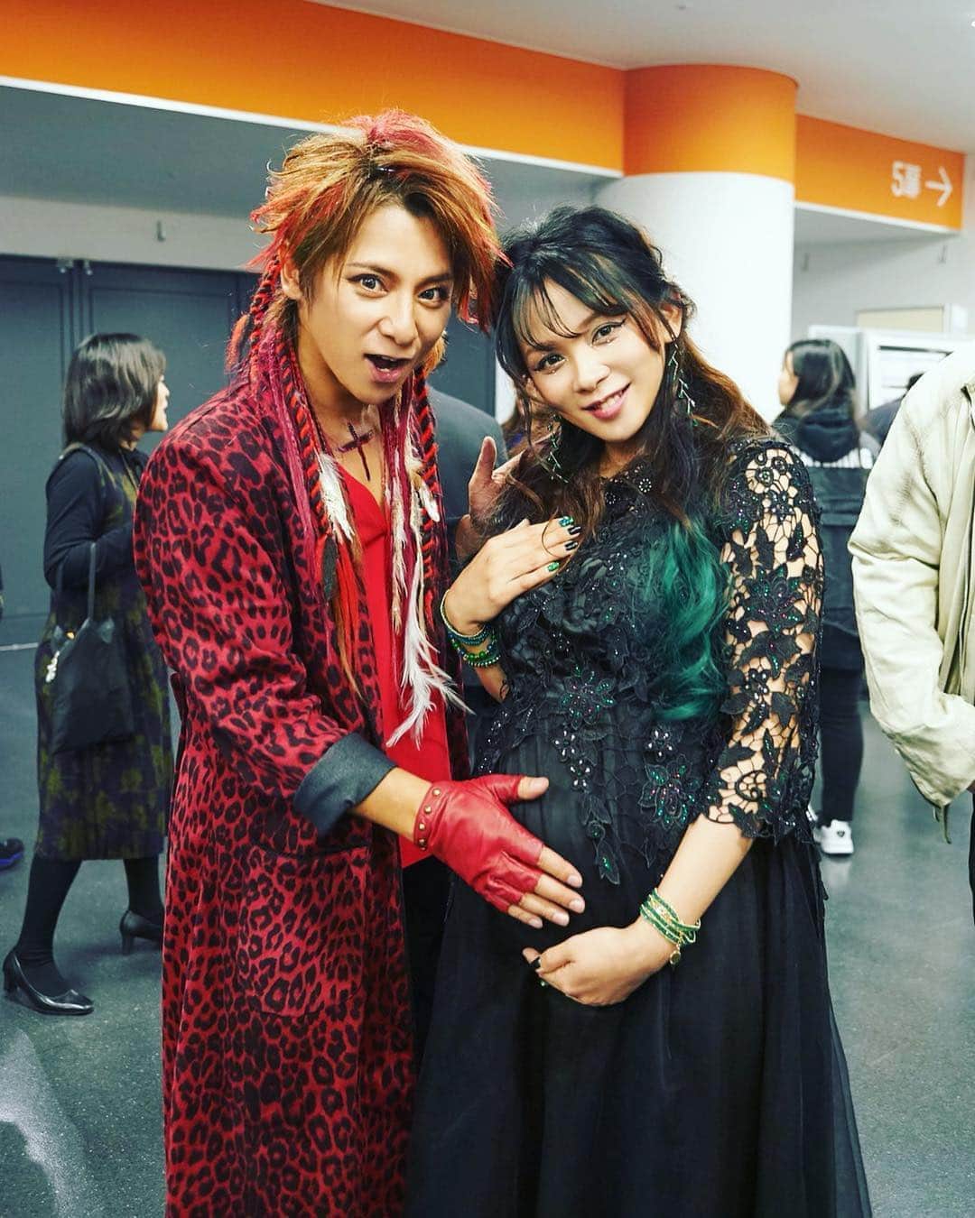 のインスタグラム：「‪超英雄祭2020の時からお腹タッチ写真を今日もアップさせていただきます✨‬ ‪仮面ライダードライブやWを歌われている松岡充様がお腹タッチ写真を撮ってくださいました🙏‬ ‪リハから身体や娘を心配してくださり本番も素敵な笑顔で励ましてくださいました😄‬ 超英雄祭では変身もされていて ファンの方やお子様には堪らない演出で横浜アリーナを盛り上げておられました。  毎回衣装もテーマに合わせておられて バッチリと決まっていて、歌もいつの日も変わらず素敵な歌声でした👏  超英雄祭も何度目かになりますと 色んな楽しみ方を経験させていただいてます🙏  ステージサイドでは 産まれない？大丈夫？など楽しくも心配してくださり、全員曲のヒーローでもお隣に立たせてもらっていたのてとても安心させていただきました。  一つ一つが娘との想い出になっていることに 感謝です✨ ‪ありがとうございます！‬ ‪#超英雄祭2020‬ #横浜アリーナ #仮面ライダードライブ #仮面ライダーW #お腹タッチ写真 ‪#松岡充　様‬ #優しくてカッコよく素敵なお方」
