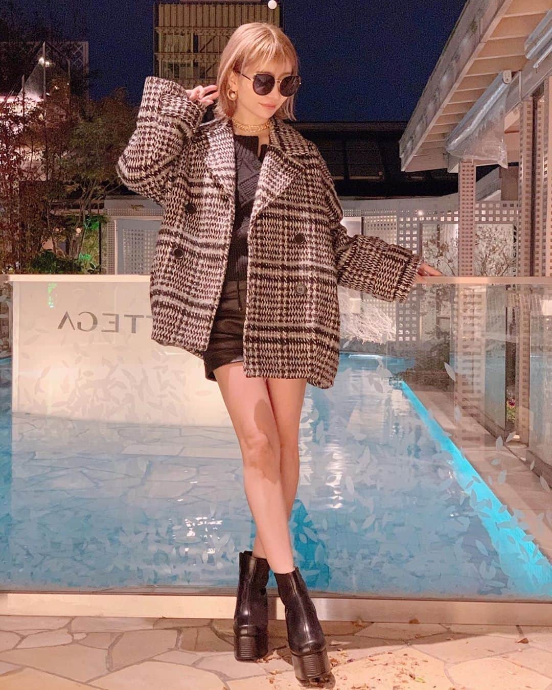 のインスタグラム：「最近よく着てるコート🥺❤️ ENVYMで買ったよ💕 ショートヘアにしたのでカジュアルな 服たくさん着たいなぁ🙈💗 . #ouftit #code #envym」